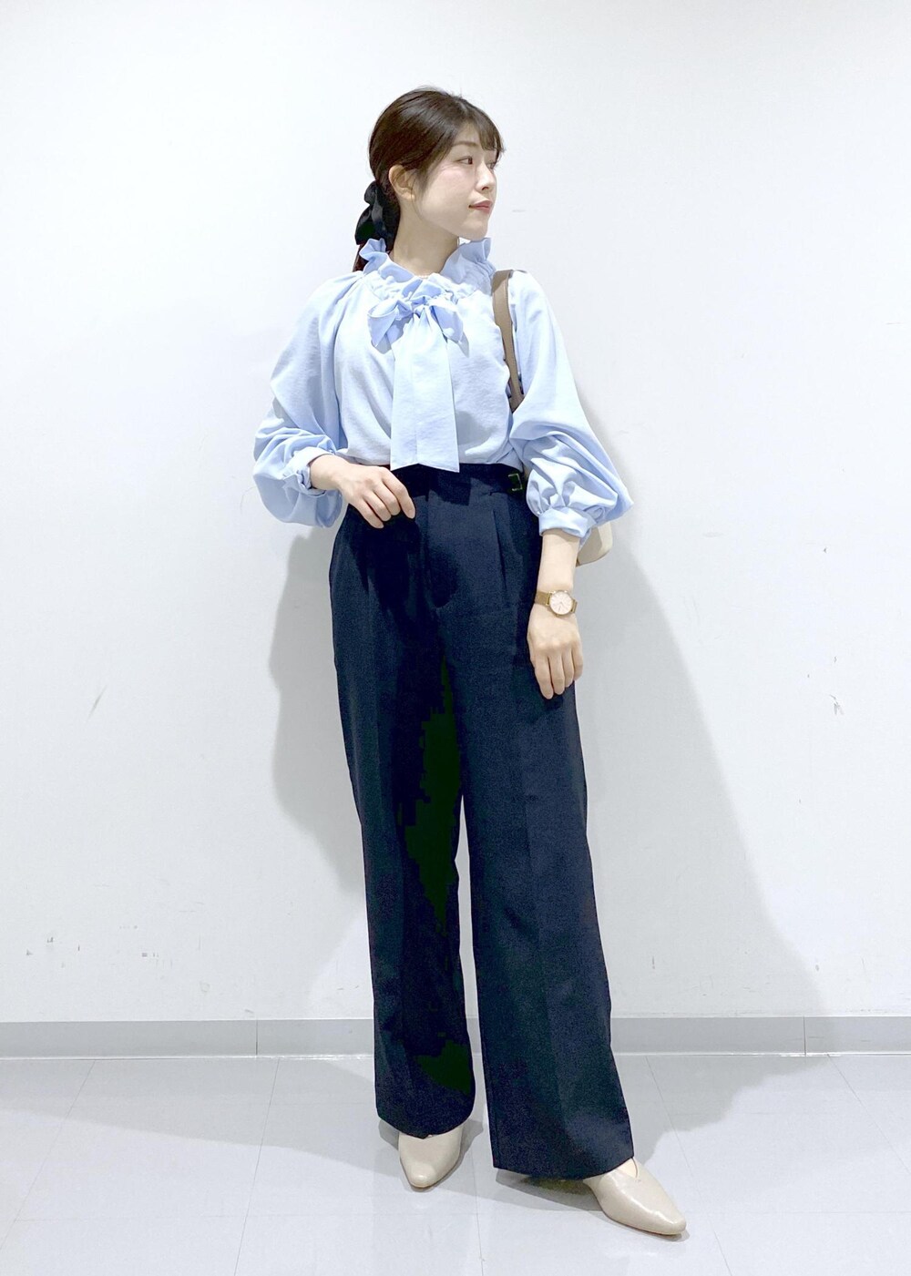 ベージュ系のパンプス、ホワイト系のショルダーバッグ、ブルー系のシャツ/ブラウスを着用したレディースの冬コーディネートの8枚目の写真