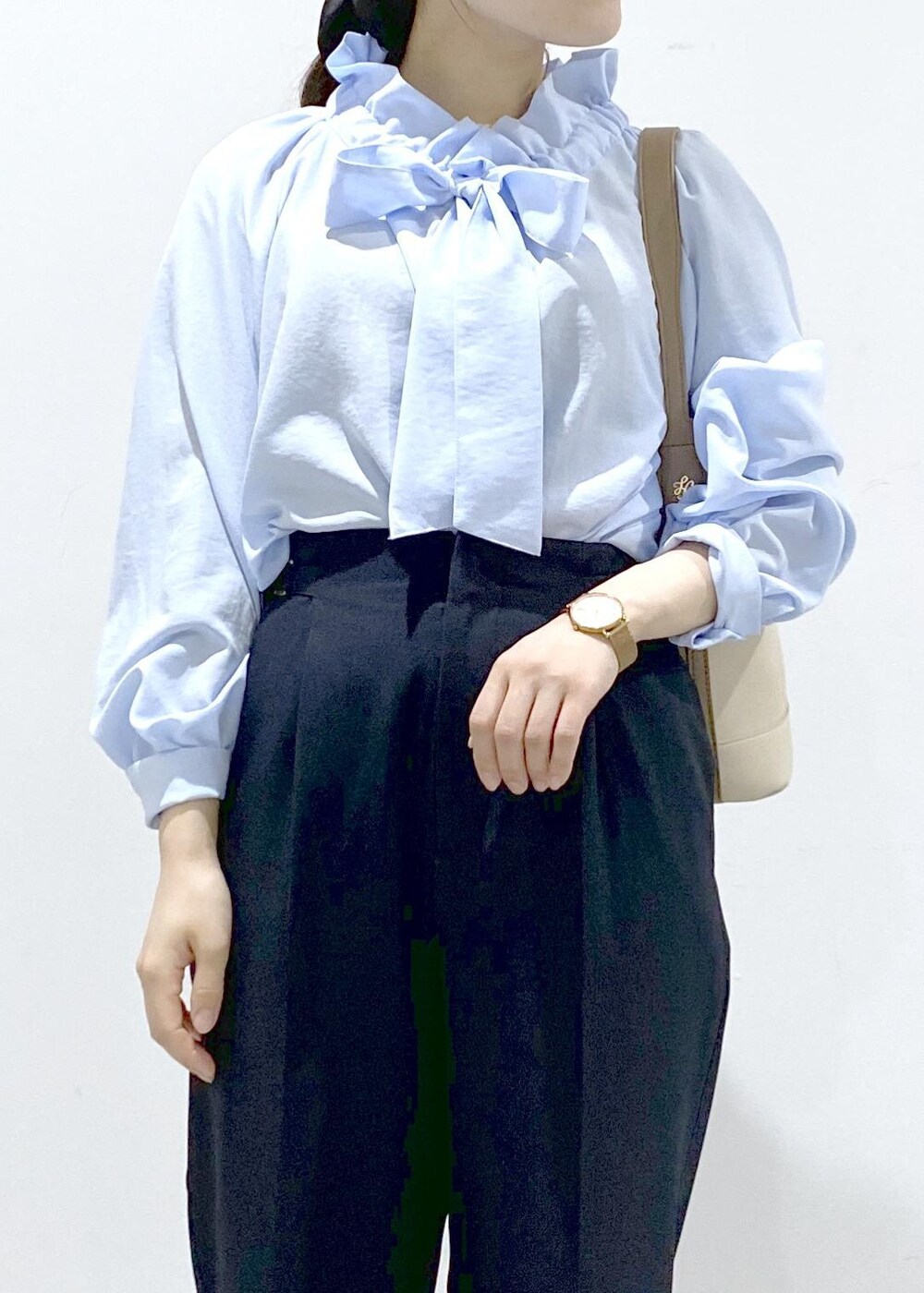 ベージュ系のパンプス、ホワイト系のショルダーバッグ、ブルー系のシャツ/ブラウスを着用したレディースの冬コーディネートの9枚目の写真