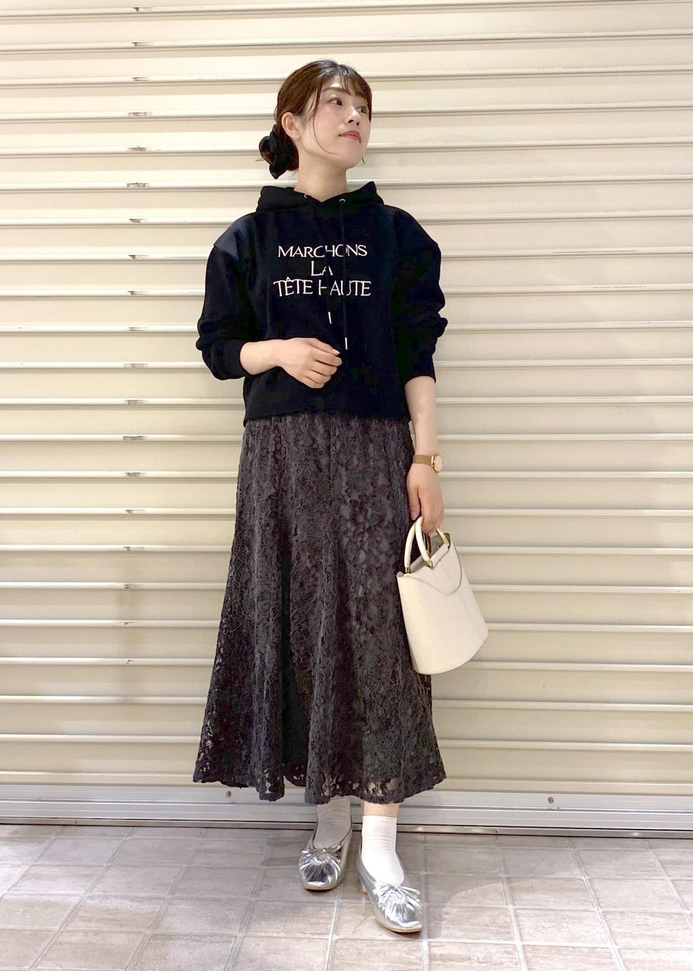 シルバー系のパンプス、ブラック系のパーカー、グレー系のスカートを着用したレディースの秋コーディネートの7枚目の写真