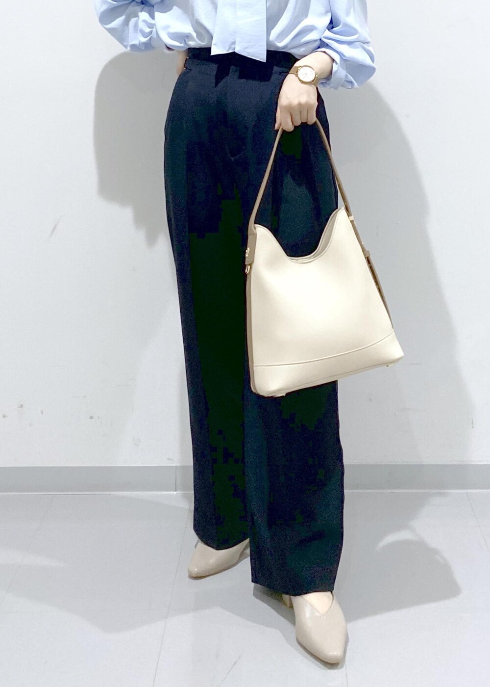 ベージュ系のパンプス、ホワイト系のショルダーバッグ、ブルー系のシャツ/ブラウスを着用したレディースの冬コーディネートの10枚目の写真