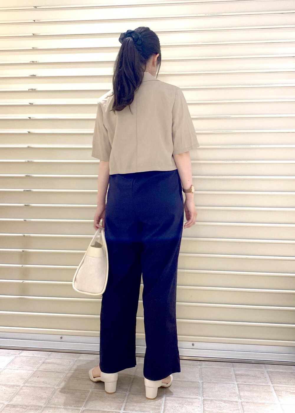 ホワイト系のサンダル、ピンク系のTシャツ/カットソー、ベージュ系のテーラードジャケットを着用したレディースの春コーディネートの3枚目の写真