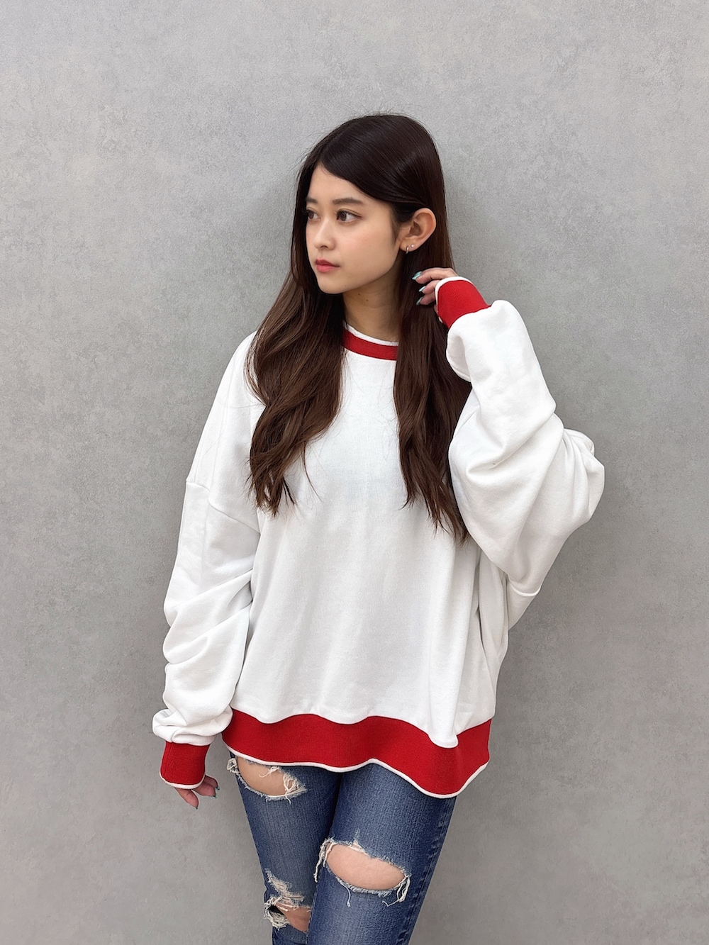 ホワイト系のスウェット、ブルー系のデニムパンツ、ブラック系のサンダルを着用したレディースの夏コーディネートの4枚目の写真