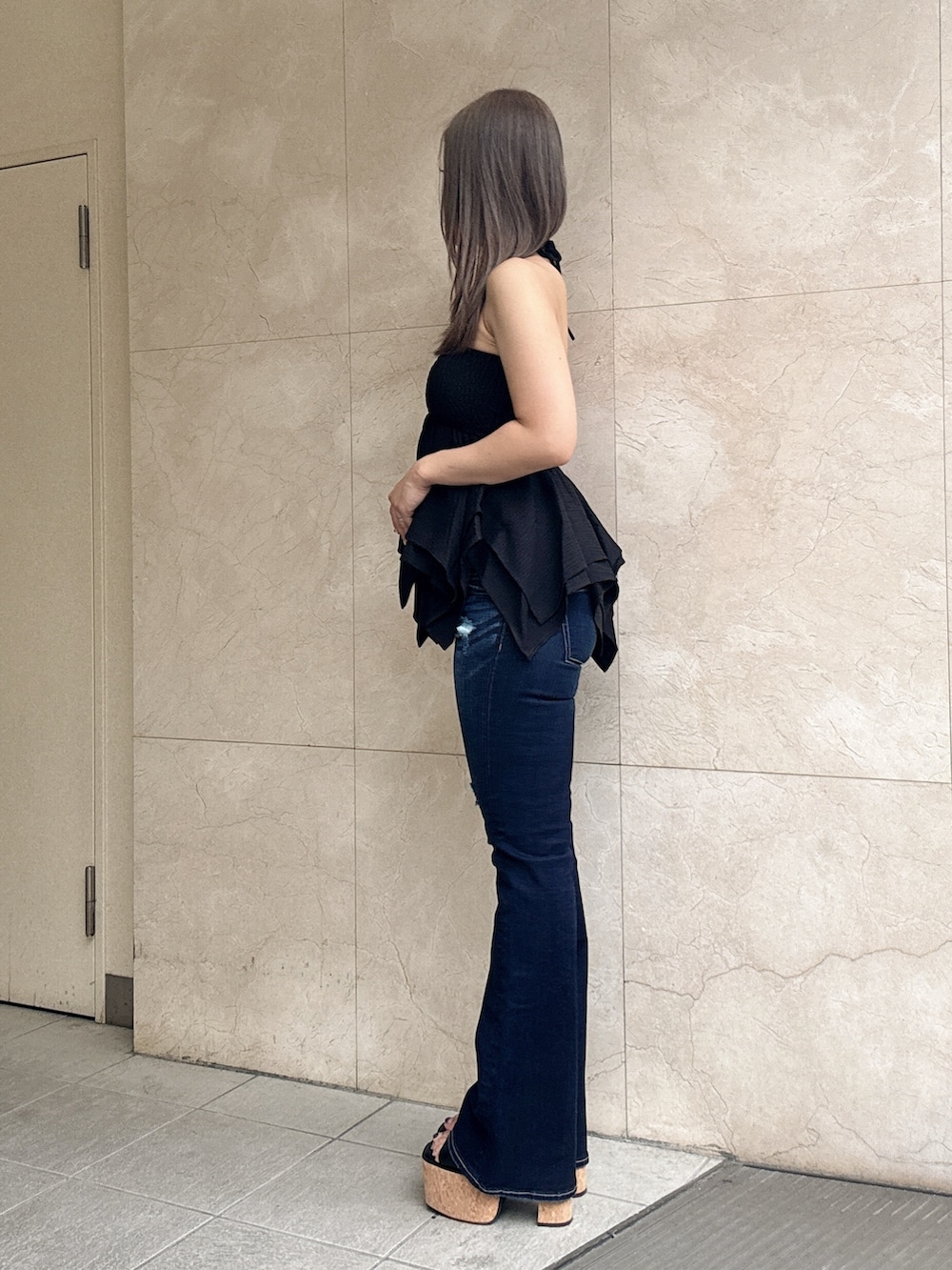 ブラック系のキャミソール、ブルー系のデニムパンツ、ブラック系のサンダルを着用したレディースの夏コーディネートの2枚目の写真