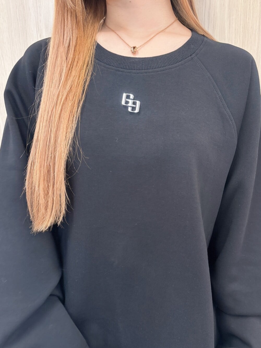 ブルー系のデニムパンツ、ブラック系のブーツ、ブラック系のスウェットを着用したレディースの春コーディネートの6枚目の写真