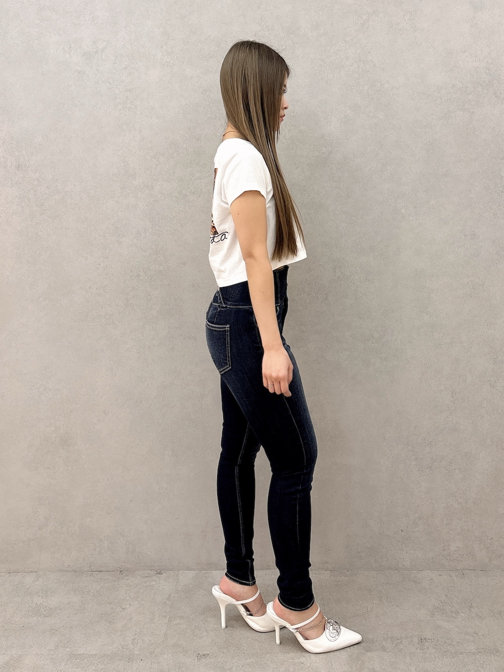 ホワイト系のTシャツ/カットソー、ブルー系のデニムパンツ、ホワイト系のパンプスを着用したレディースの春コーディネートの2枚目の写真