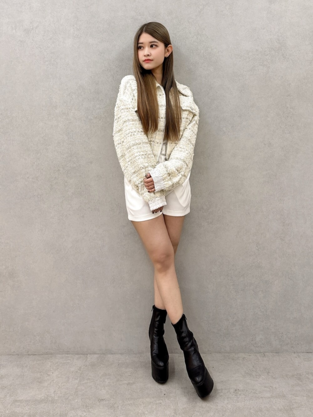 ブラック系のブーツ、ホワイト系のつなぎ/オールインワン、ホワイト系のその他アウターを着用したレディースの冬コーディネートの2枚目の写真