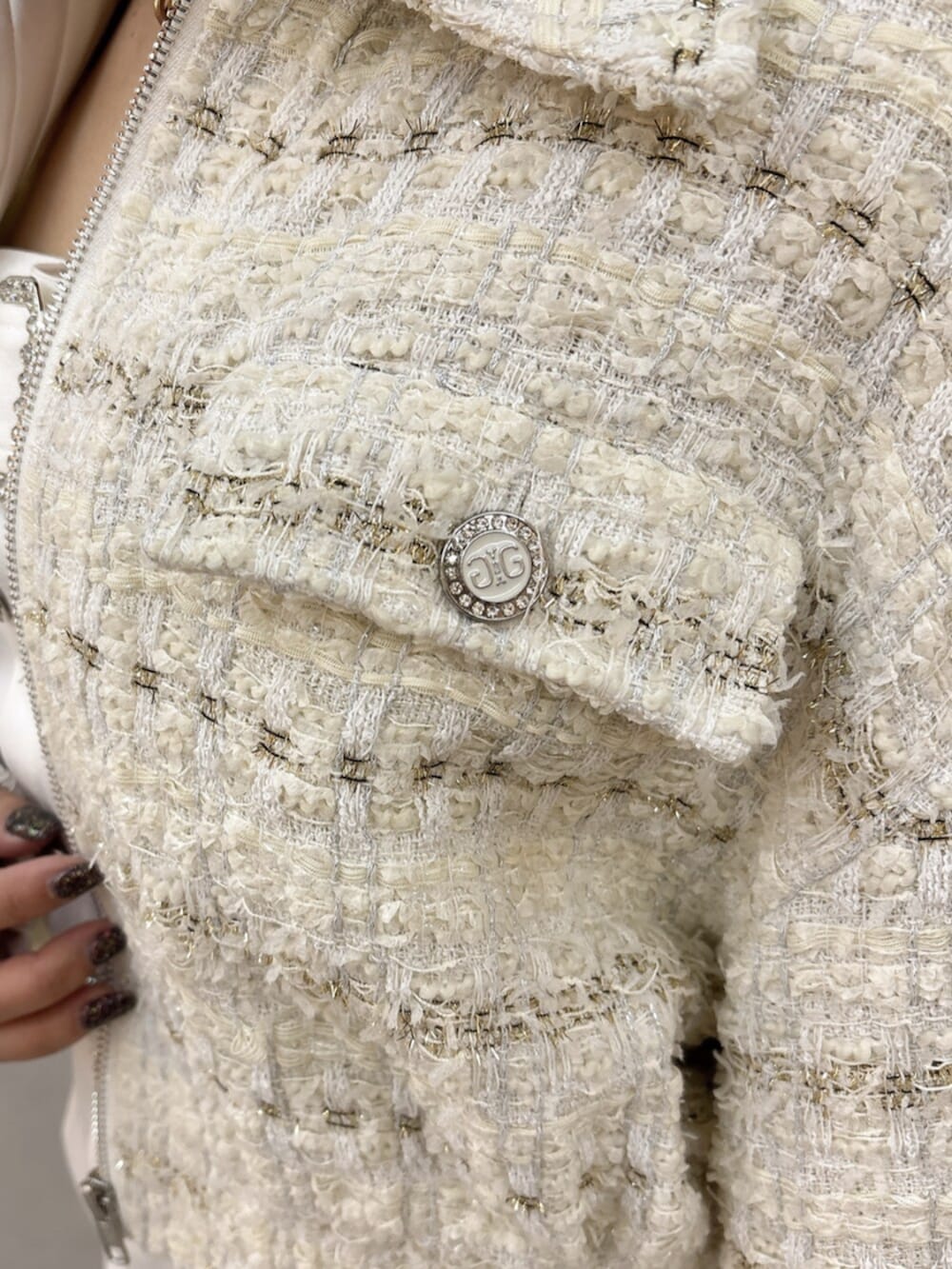 ブラック系のブーツ、ホワイト系のつなぎ/オールインワン、ホワイト系のその他アウターを着用したレディースの冬コーディネートの6枚目の写真