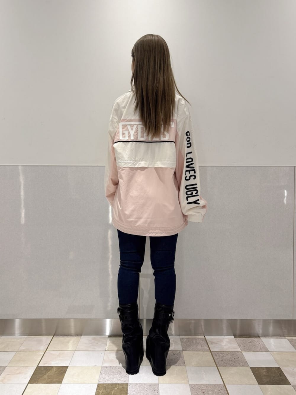 ブルー系のデニムパンツ、ブラック系のキャミソール、ブラック系のブーツを着用したレディースの夏コーディネートの3枚目の写真