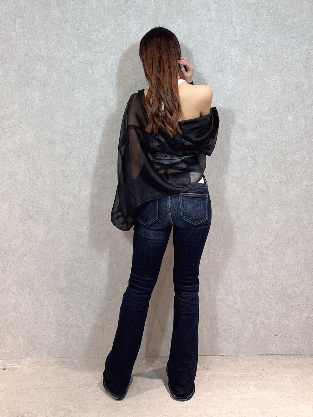 ベージュ系のキャミソール、ブラック系のシャツ/ブラウス、ブルー系のデニムパンツを着用したレディースの春コーディネートの3枚目の写真