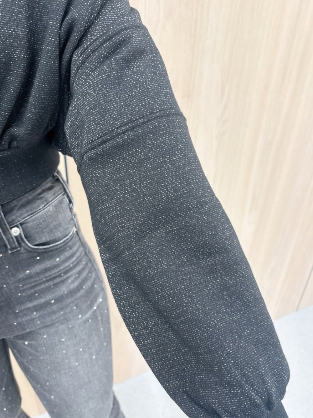 ブラック系のブーツ、ブラック系のTシャツ/カットソー、ブルー系のデニムパンツを着用したレディースの春コーディネートの7枚目の写真