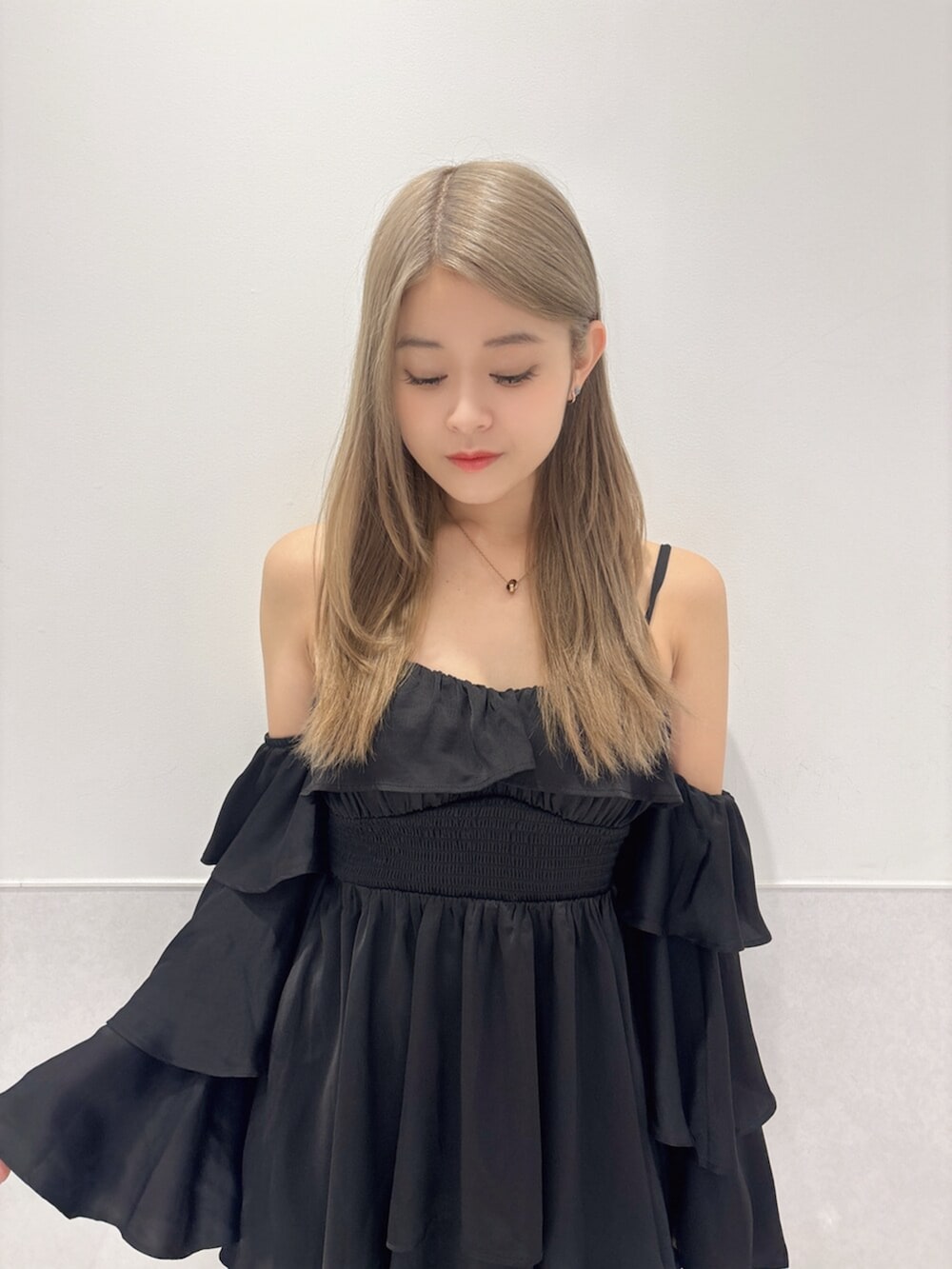 ブラック系のサンダル、ブラック系のワンピースを着用したレディースの夏コーディネートの4枚目の写真