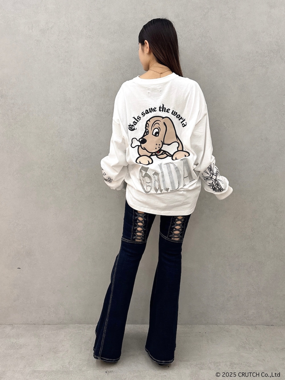 ホワイト系のTシャツ/カットソー、ブルー系のデニムパンツ、ブラック系のブーツを着用したレディースの秋コーディネートの3枚目の写真