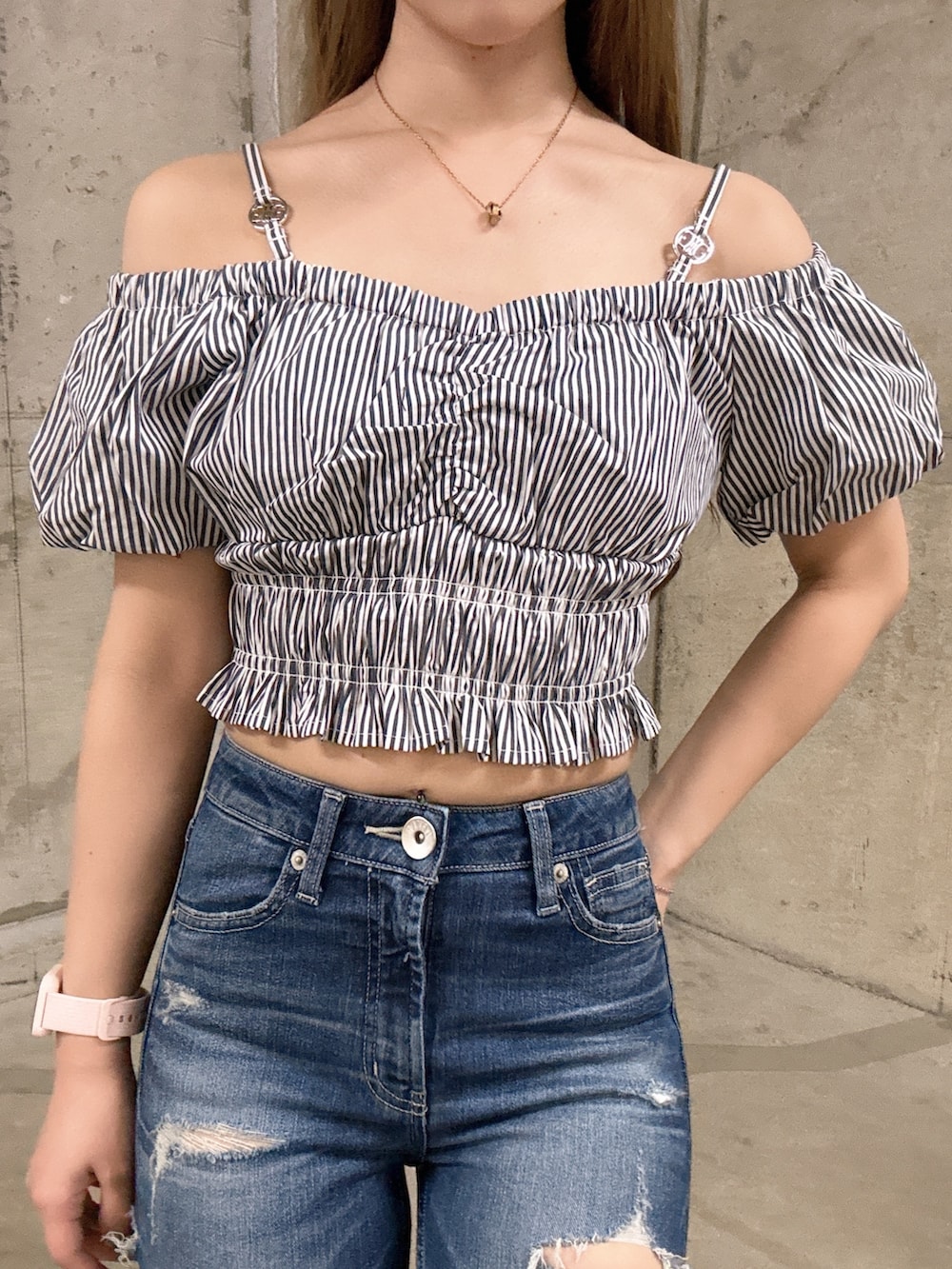 その他のシャツ/ブラウス、ブルー系のデニムパンツ、ブラック系のパンプスを着用したレディースの春コーディネートの4枚目の写真