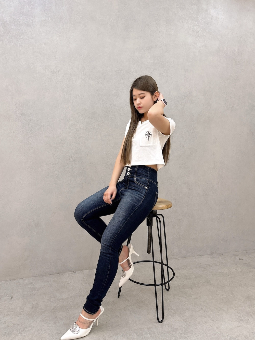 ホワイト系のTシャツ/カットソー、ブルー系のデニムパンツ、ホワイト系のパンプスを着用したレディースの春コーディネートの5枚目の写真