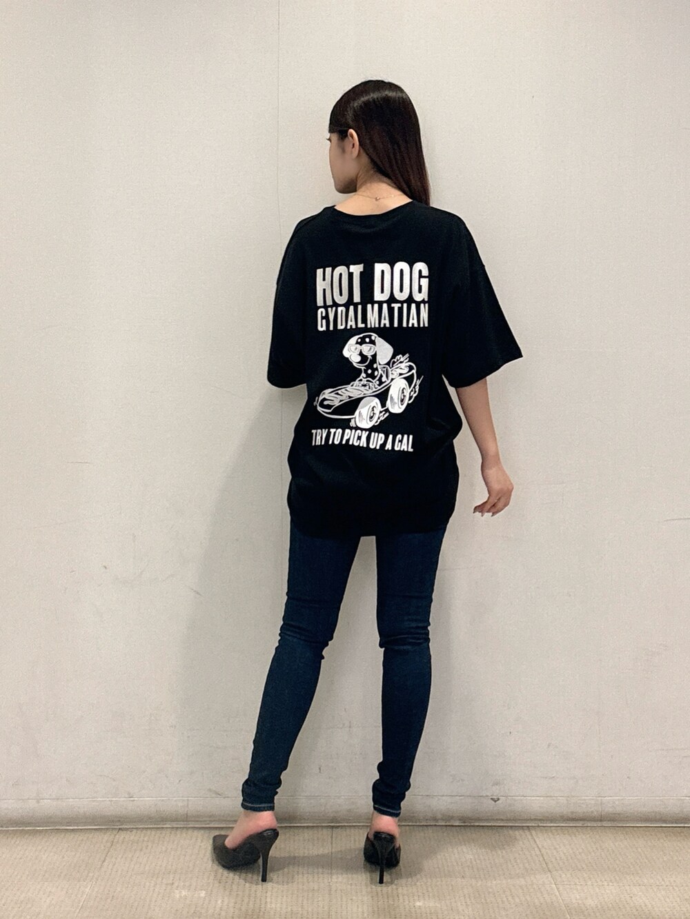 ブラック系のTシャツ/カットソー、ブルー系のデニムパンツ、ブラック系のパンプスを着用したレディースの春コーディネートの3枚目の写真