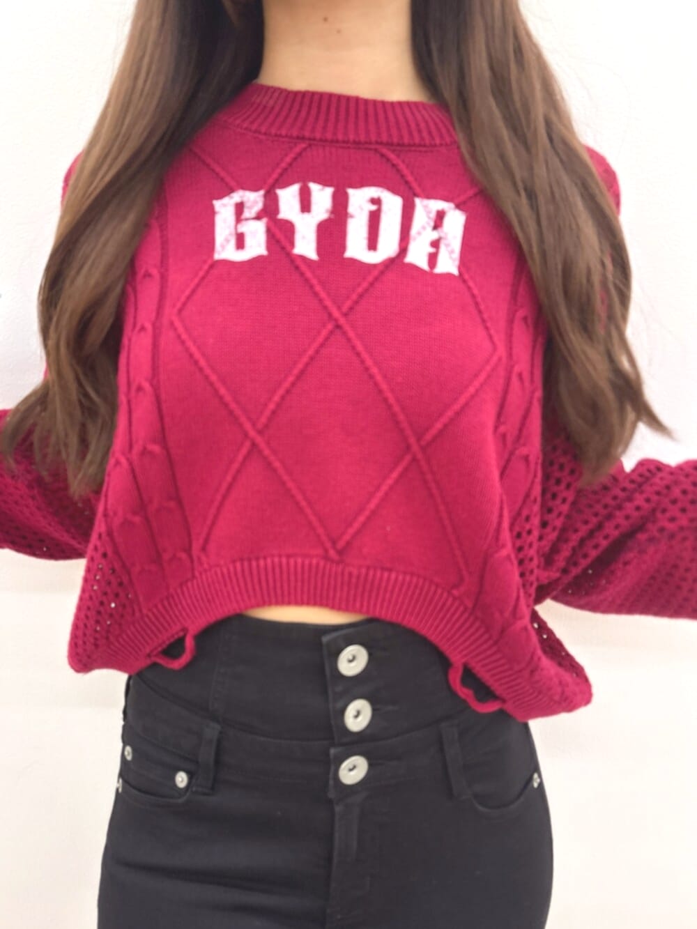 ブラック系のサンダル、レッド系のニット/セーター、ブラック系のデニムパンツを着用したレディースの夏コーディネートの5枚目の写真