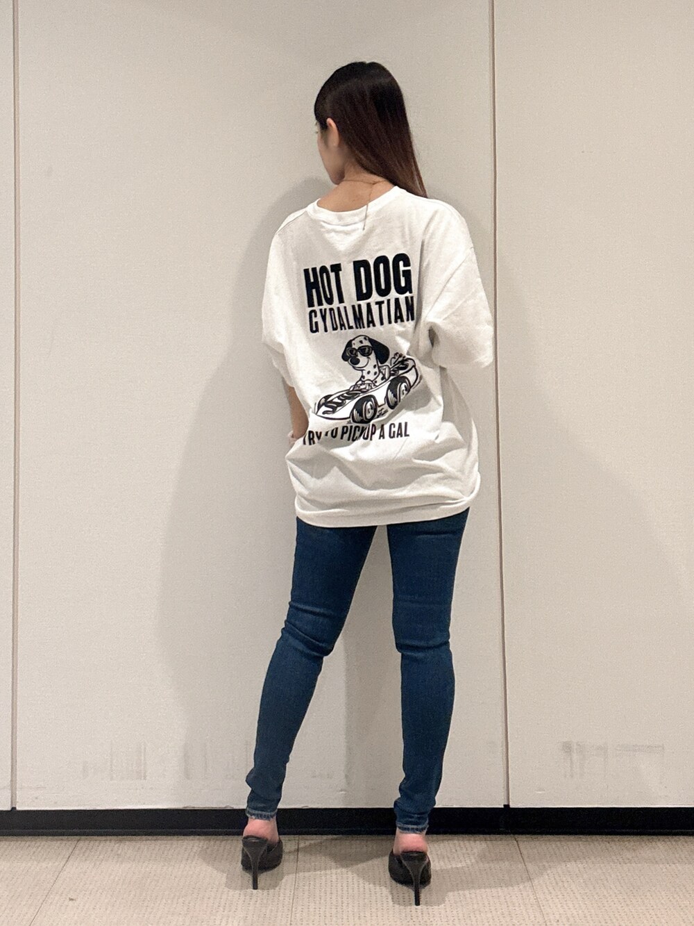 ホワイト系のTシャツ/カットソー、ブルー系のデニムパンツ、ブラック系のパンプスを着用したレディースの春コーディネートの3枚目の写真