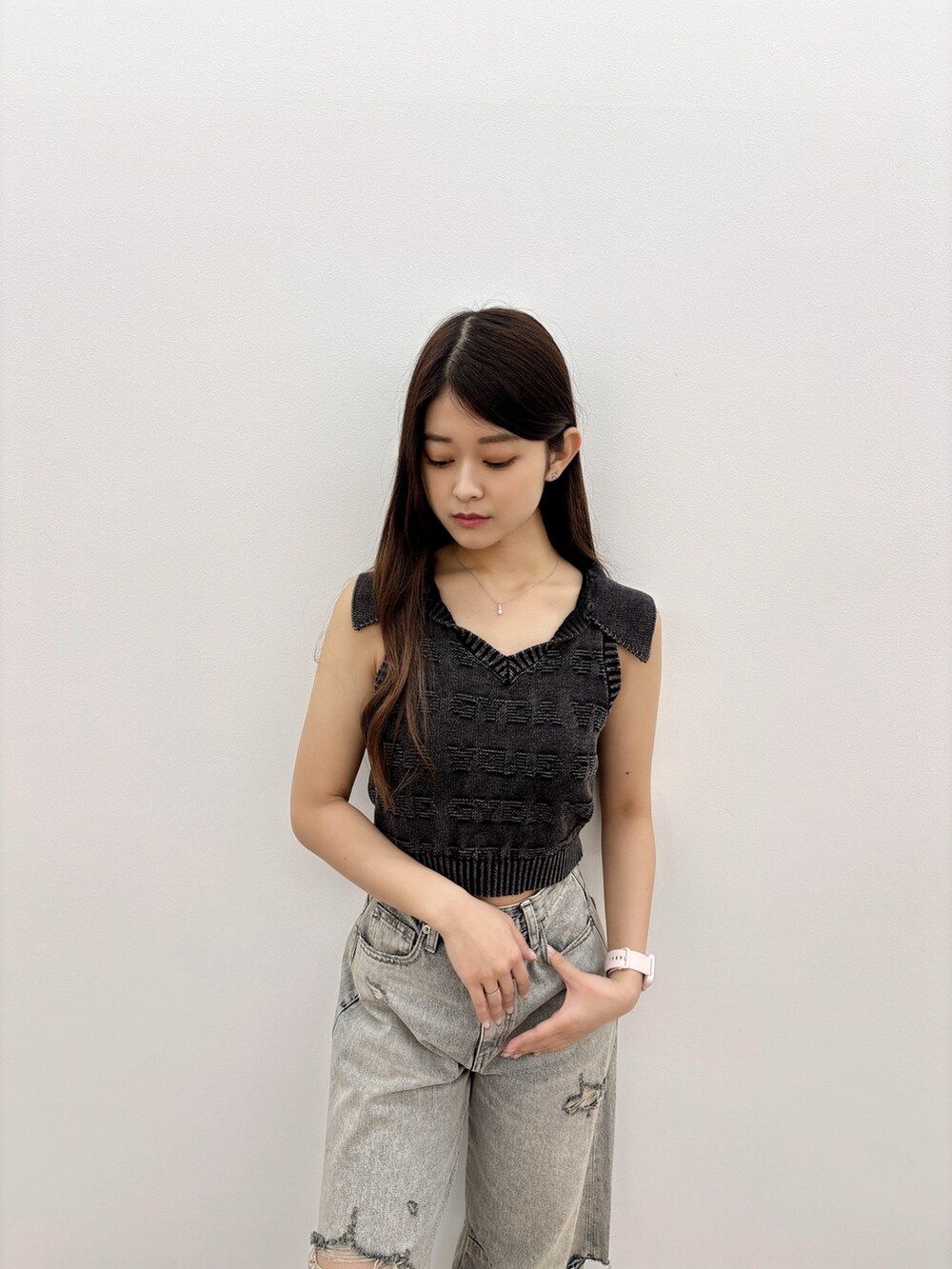 ブラック系のニット/セーター、ブルー系のデニムパンツ、ブラック系のバックパック/リュックを着用したレディースの夏コーディネートの5枚目の写真