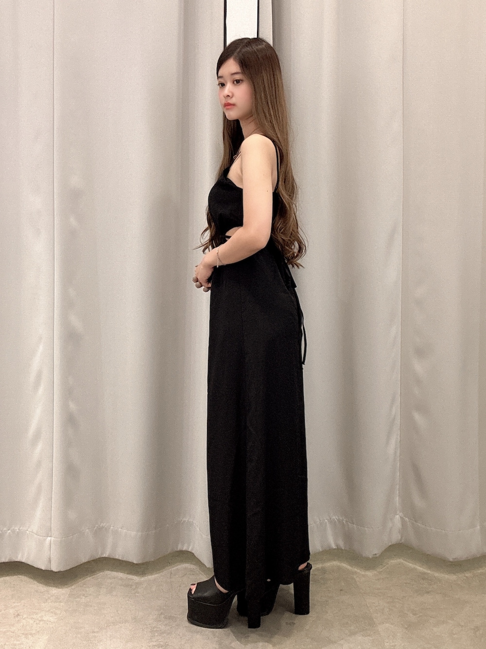 ブラック系のワンピース、ブラック系のサンダルを着用したレディースの夏コーディネートの2枚目の写真