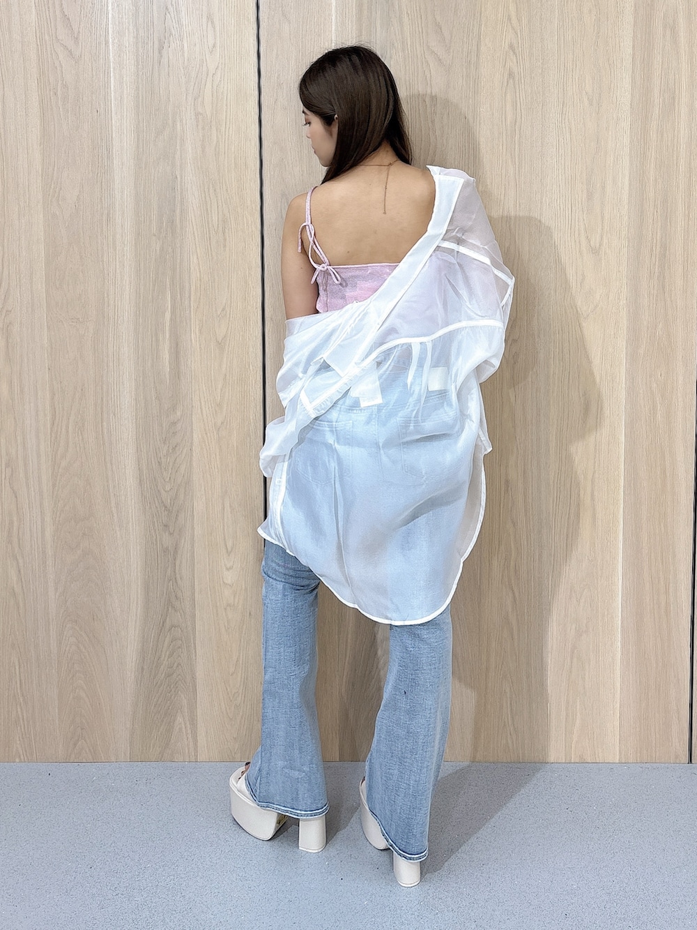 ピンク系のキャミソール、ホワイト系のシャツ/ブラウス、ブルー系のデニムパンツを着用したレディースの夏コーディネートの3枚目の写真