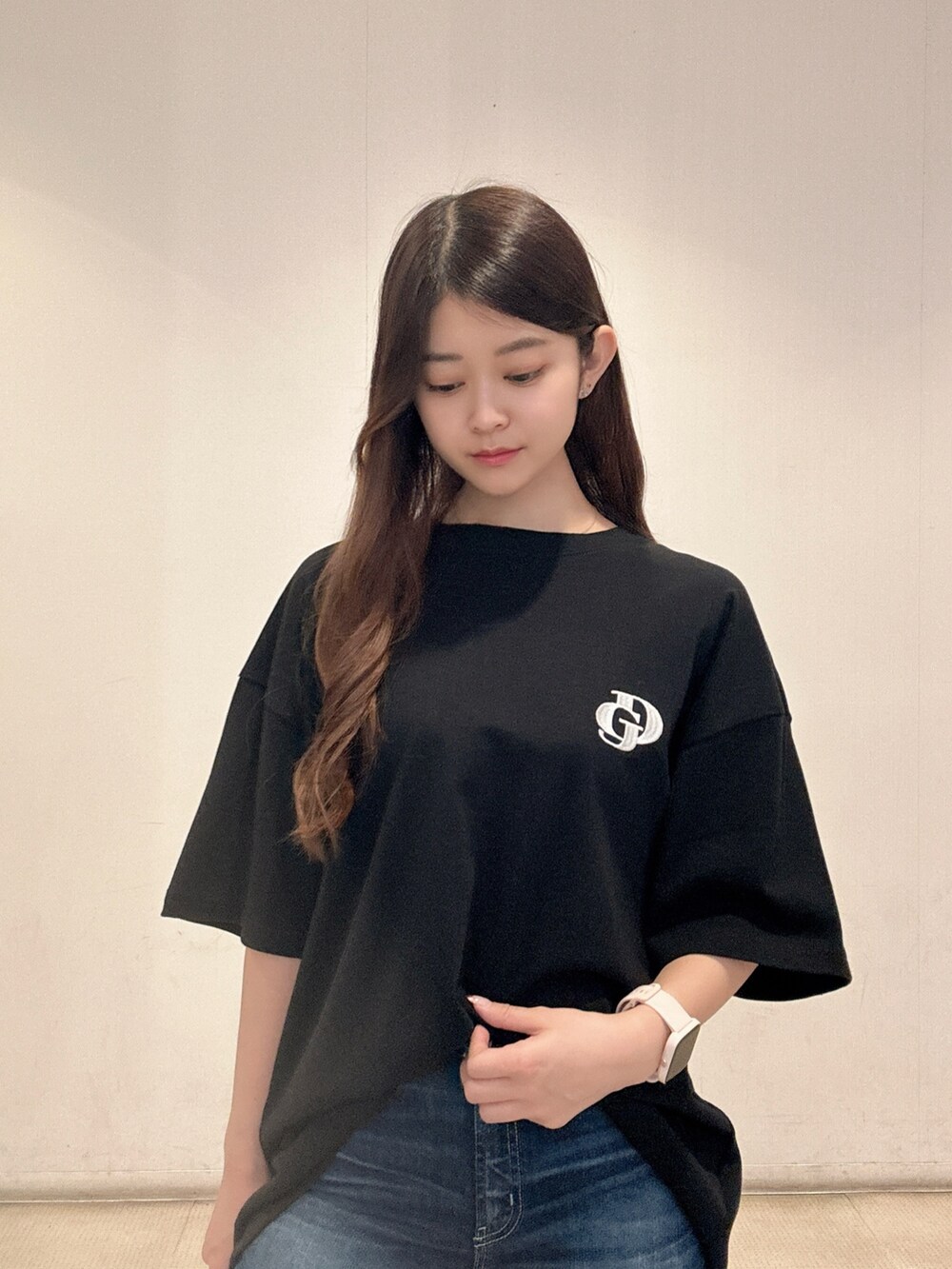 ブラック系のTシャツ/カットソー、ブルー系のデニムパンツ、ブラック系のパンプスを着用したレディースの春コーディネートの4枚目の写真