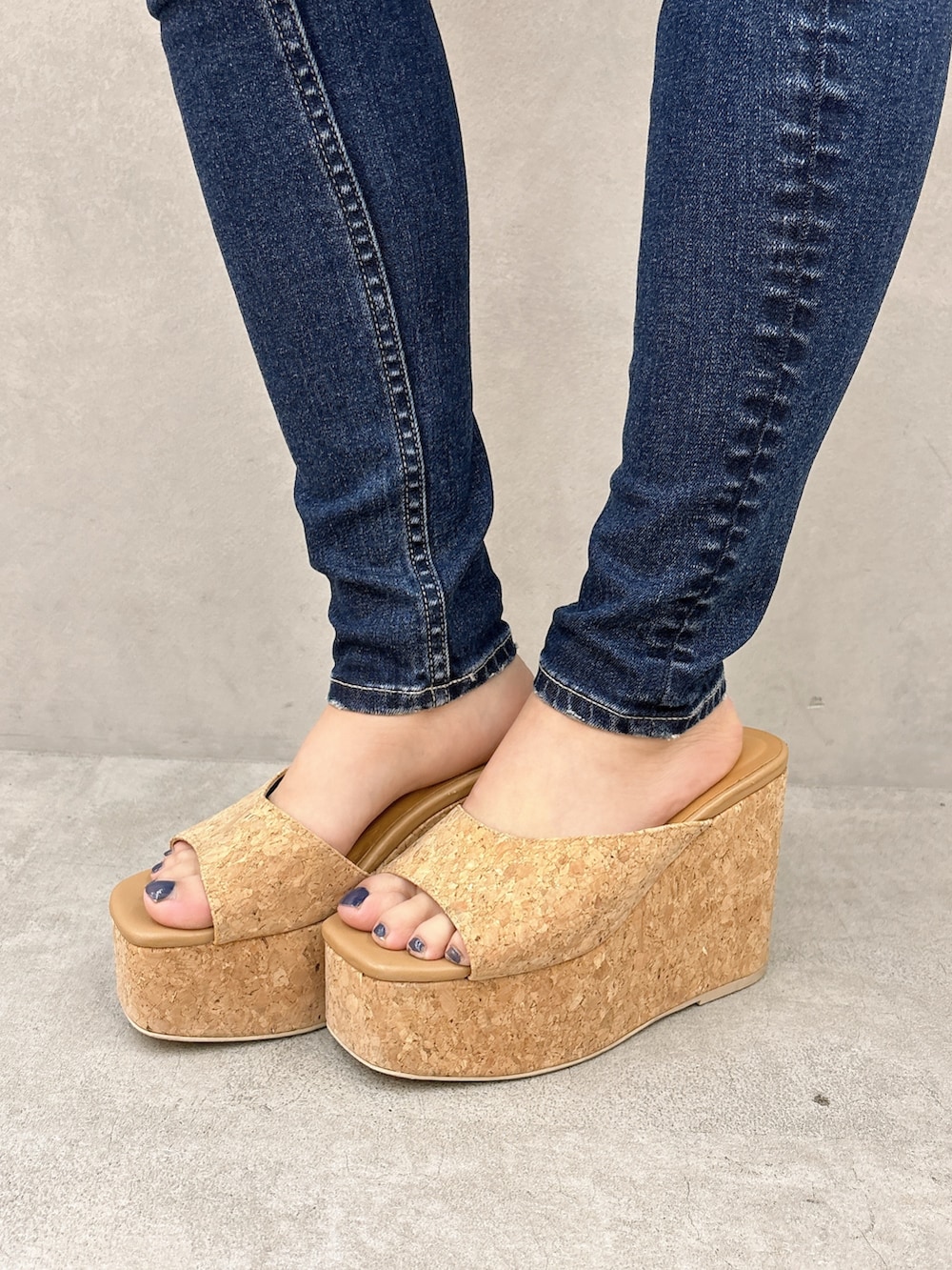 ホワイト系のTシャツ/カットソー、ブルー系のデニムパンツ、ベージュ系のサンダルを着用したレディースの夏コーディネートの7枚目の写真