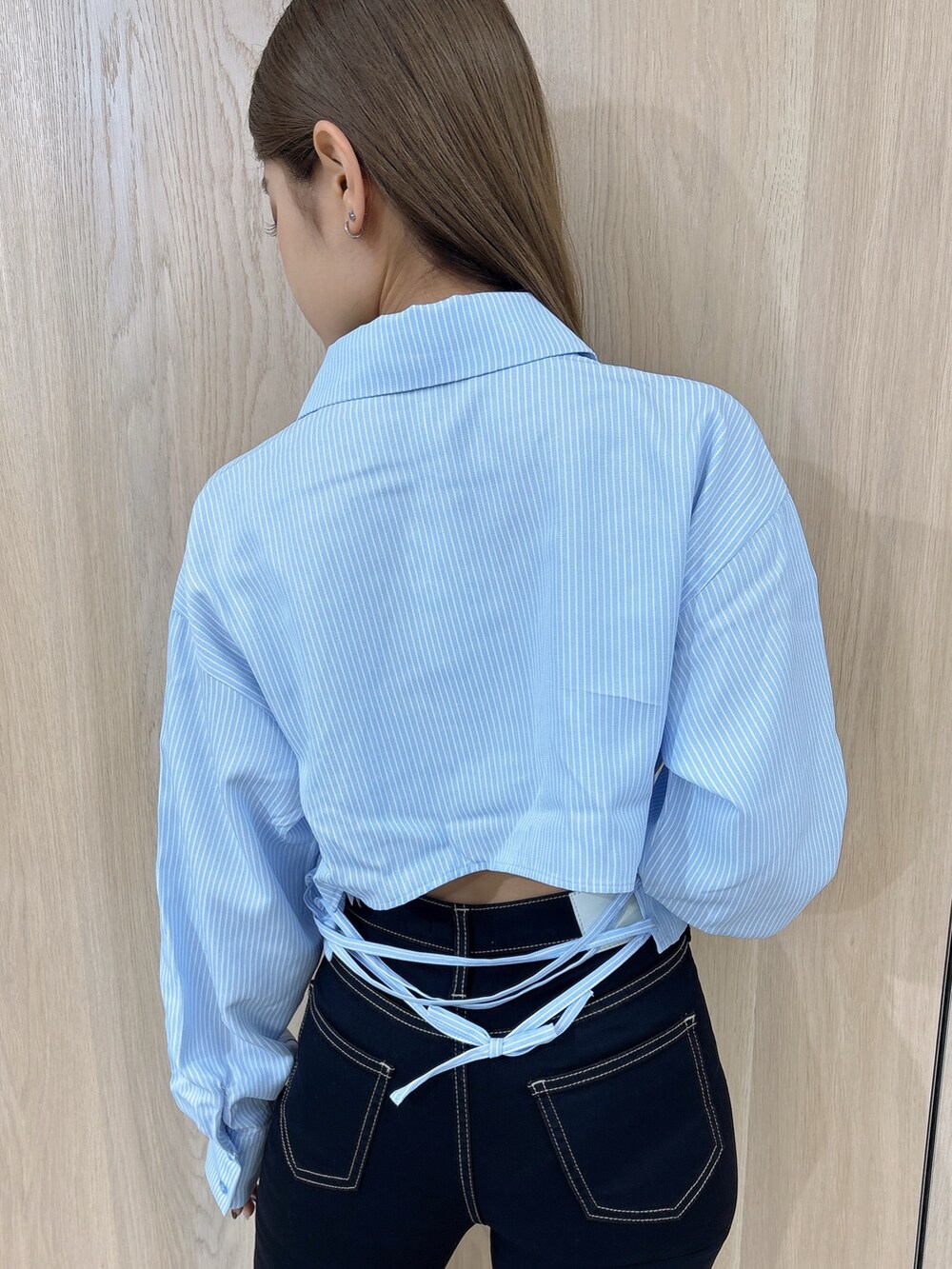 ブルー系のシャツ/ブラウス、ブラック系のデニムパンツ、ホワイト系のサンダルを着用したレディースの夏コーディネートの6枚目の写真