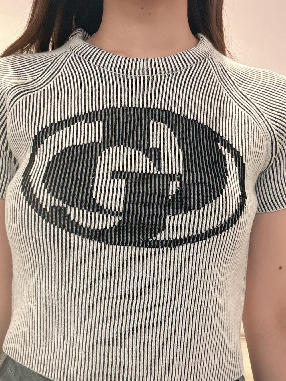 ホワイト系のニット/セーター、ブルー系のつなぎ/オールインワン、ブラック系のスニーカーを着用したレディースの夏コーディネートの5枚目の写真