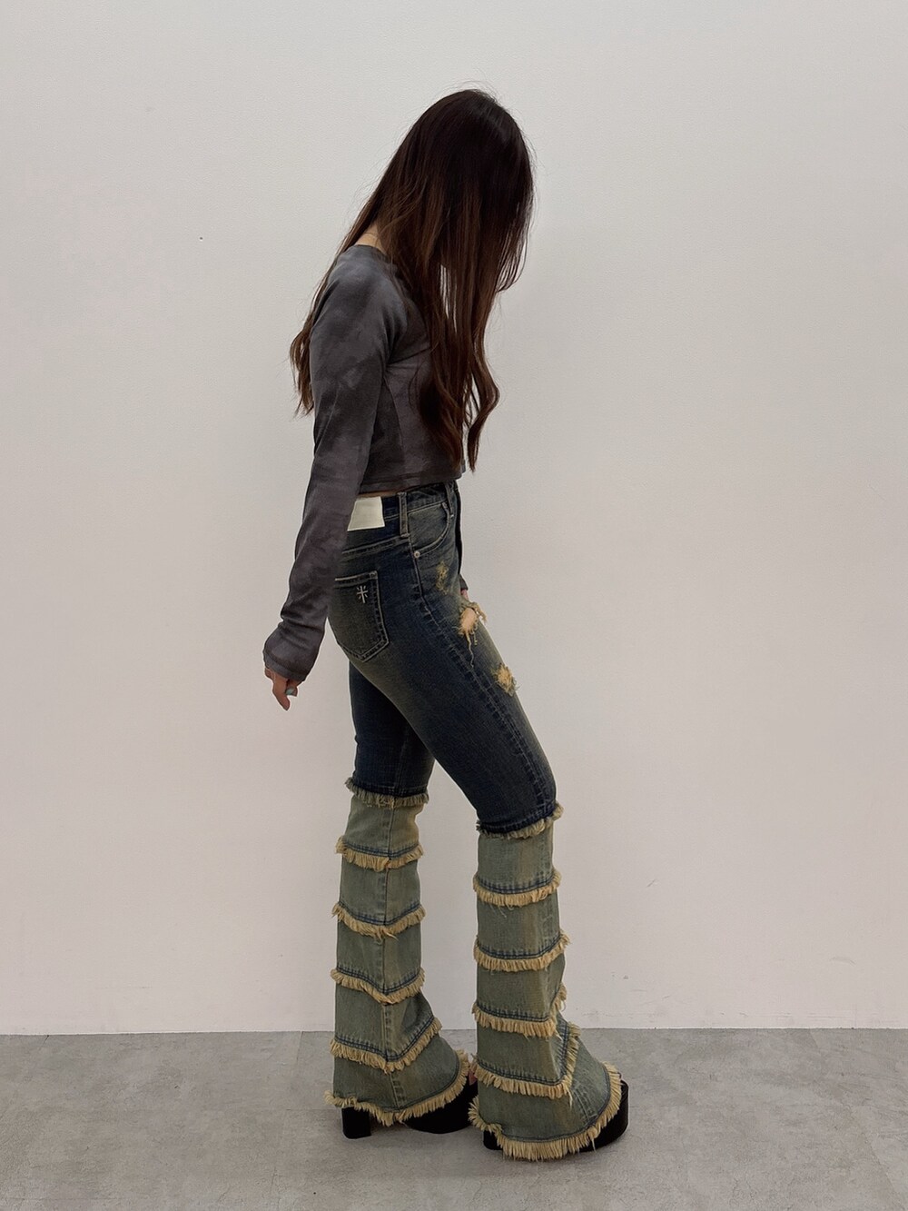 ブラック系のTシャツ/カットソー、ブルー系のデニムパンツ、ブラック系のサンダルを着用したレディースの夏コーディネートの2枚目の写真