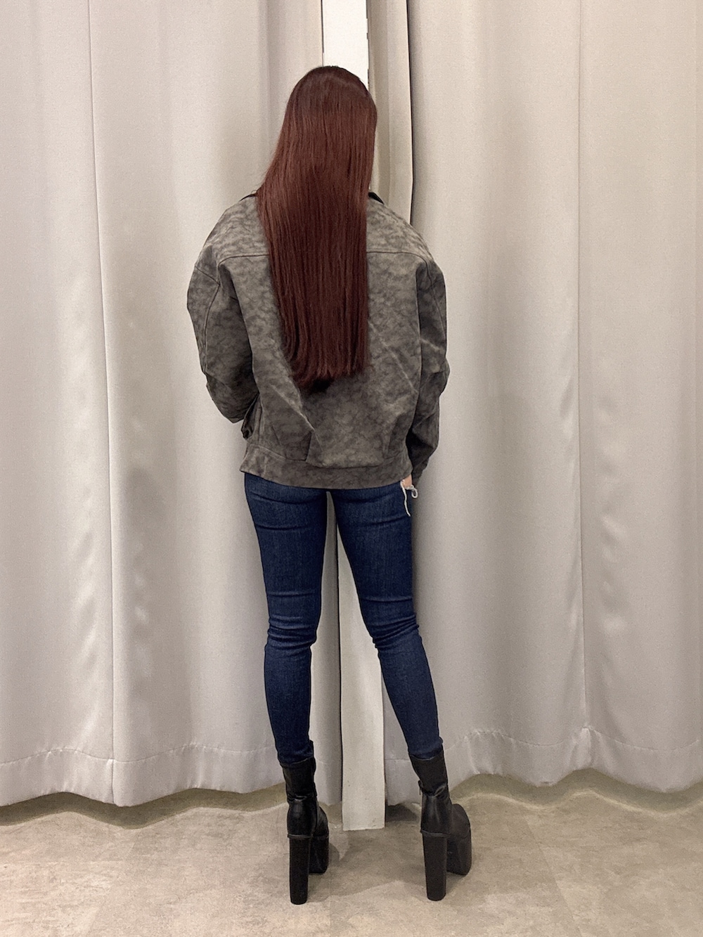 ブラック系のTシャツ/カットソー、その他のブルゾン、ブルー系のデニムパンツを着用したレディースの秋コーディネートの3枚目の写真