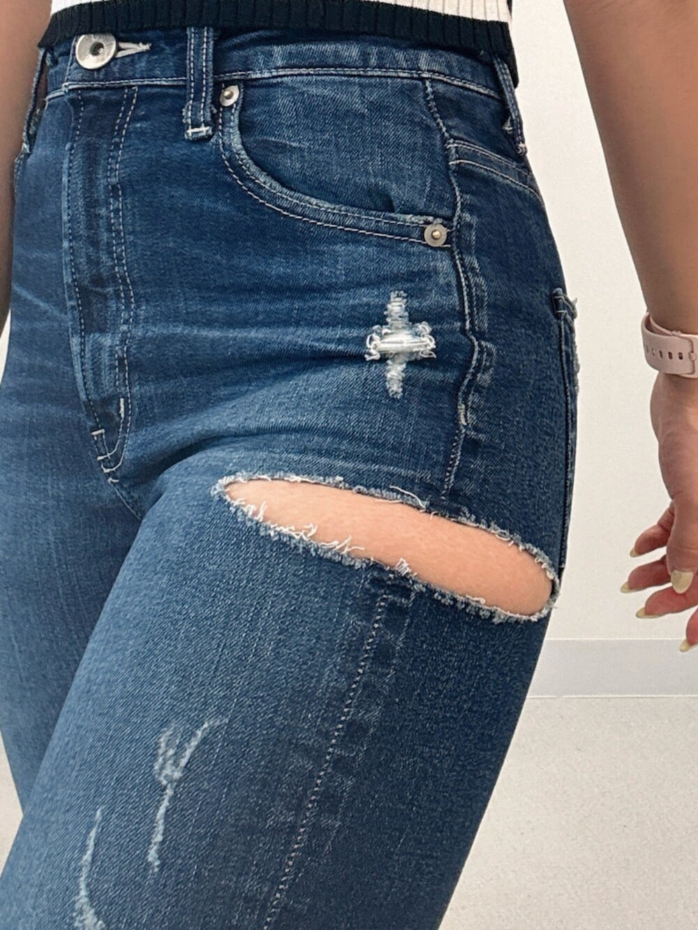 ブラック系のサンダル、ブルー系のデニムパンツ、ブラック系のキャミソールを着用したレディースの夏コーディネートの6枚目の写真