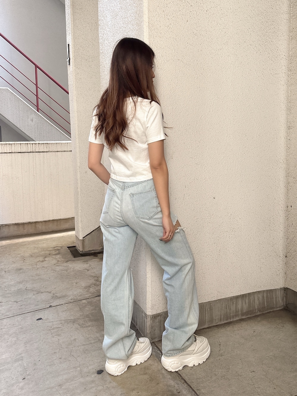 ホワイト系のTシャツ/カットソー、ブルー系のデニムパンツ、ホワイト系のスニーカーを着用したレディースの春コーディネートの2枚目の写真