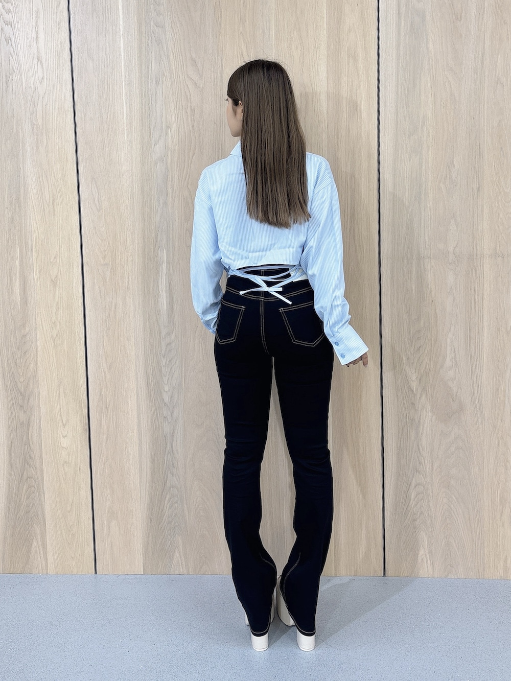 ブルー系のシャツ/ブラウス、ブラック系のデニムパンツ、ホワイト系のサンダルを着用したレディースの夏コーディネートの3枚目の写真