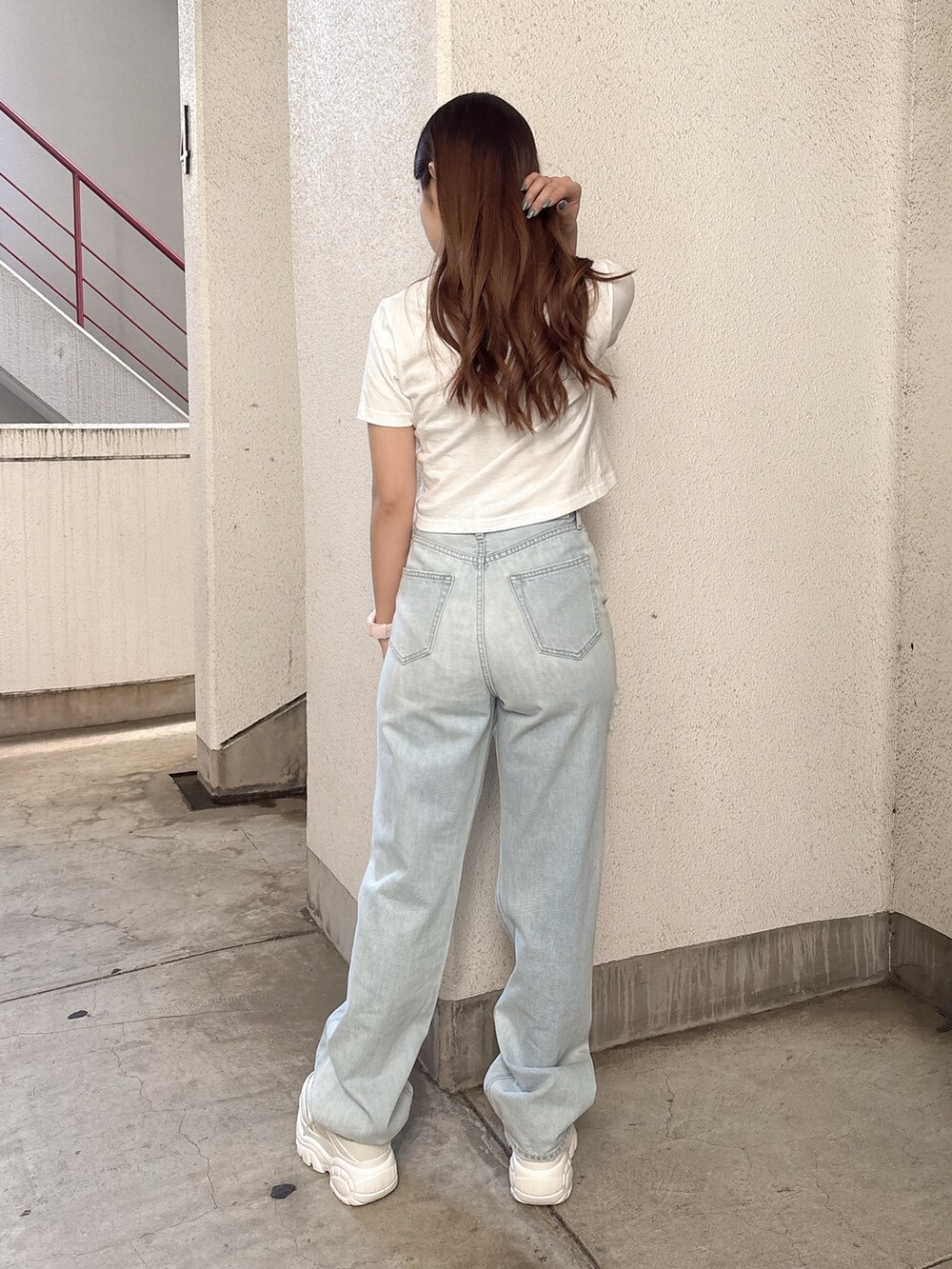 ホワイト系のTシャツ/カットソー、ブルー系のデニムパンツ、ホワイト系のスニーカーを着用したレディースの春コーディネートの3枚目の写真