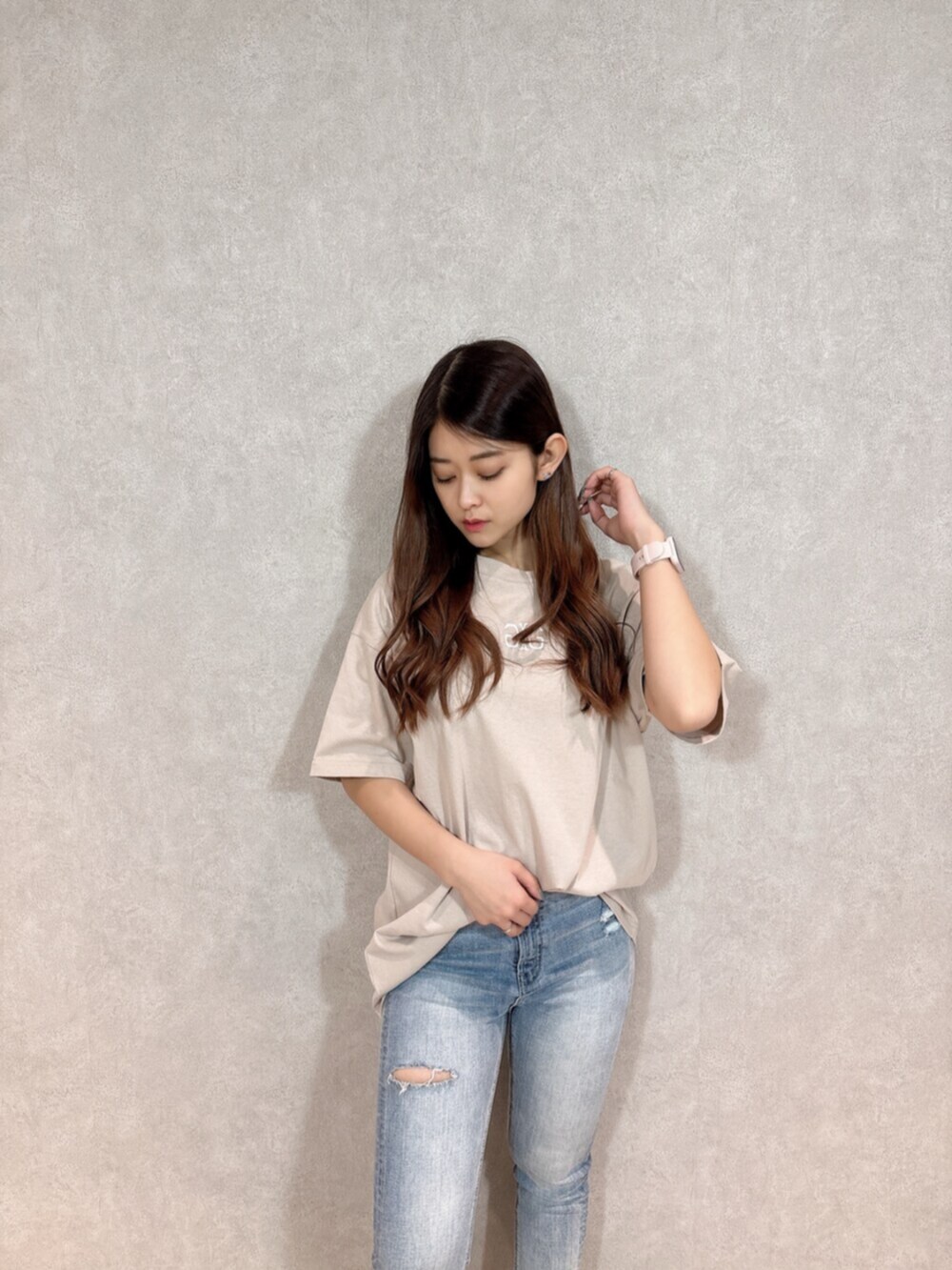 ベージュ系のTシャツ/カットソー、ブルー系のデニムパンツ、ホワイト系のパンプスを着用したレディースの春コーディネートの4枚目の写真