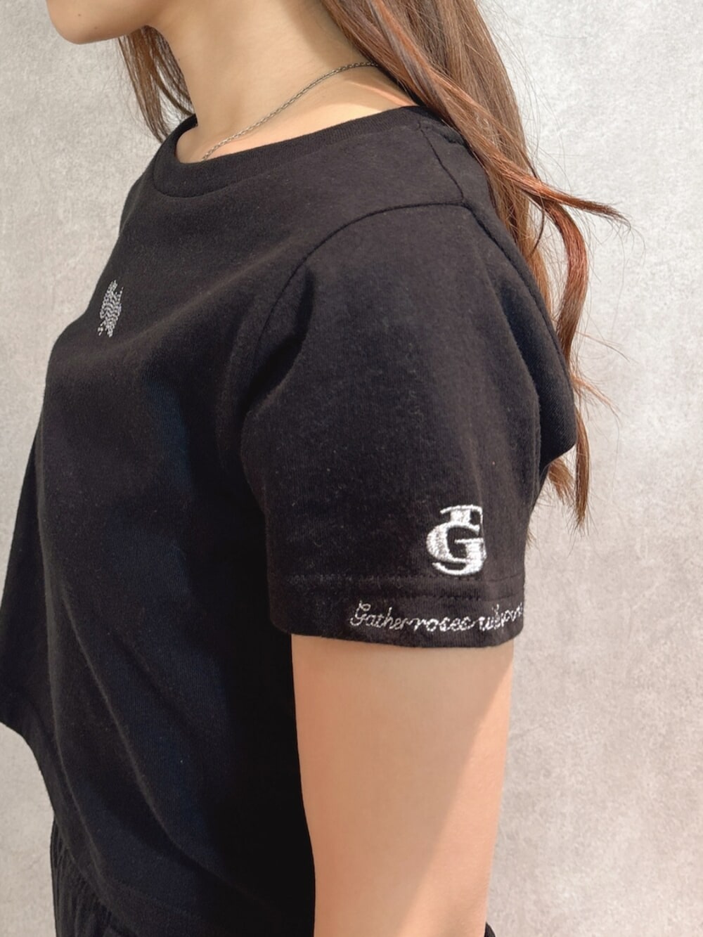 ブラック系のパンプス、ブラック系のTシャツ/カットソー、ブラック系のスウェットパンツを着用したレディースの春コーディネートの7枚目の写真