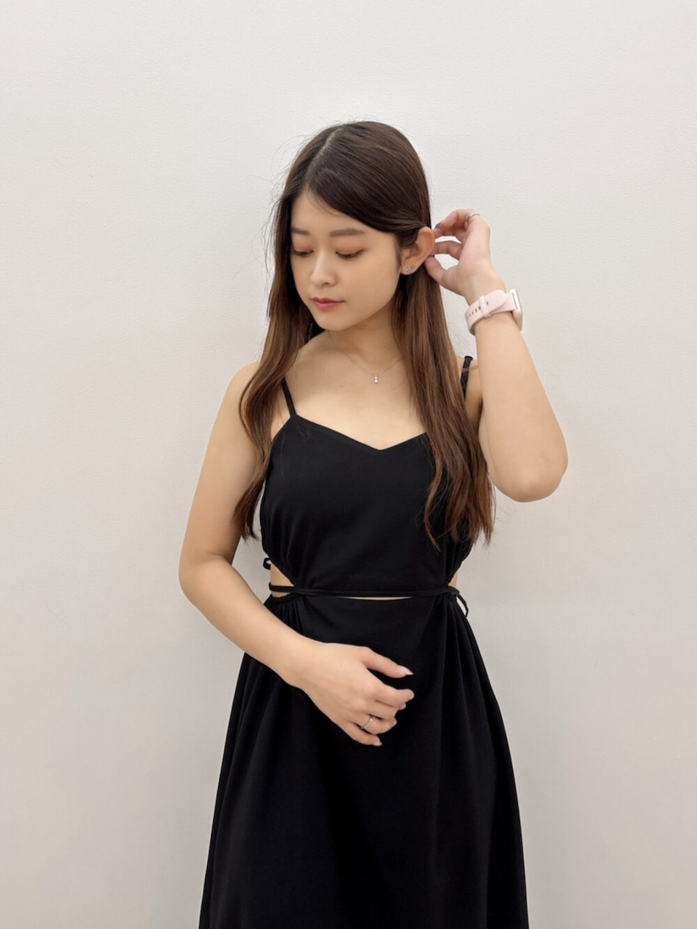 ブラック系のワンピース、ブルー系のサンダルを着用したレディースの夏コーディネートの4枚目の写真