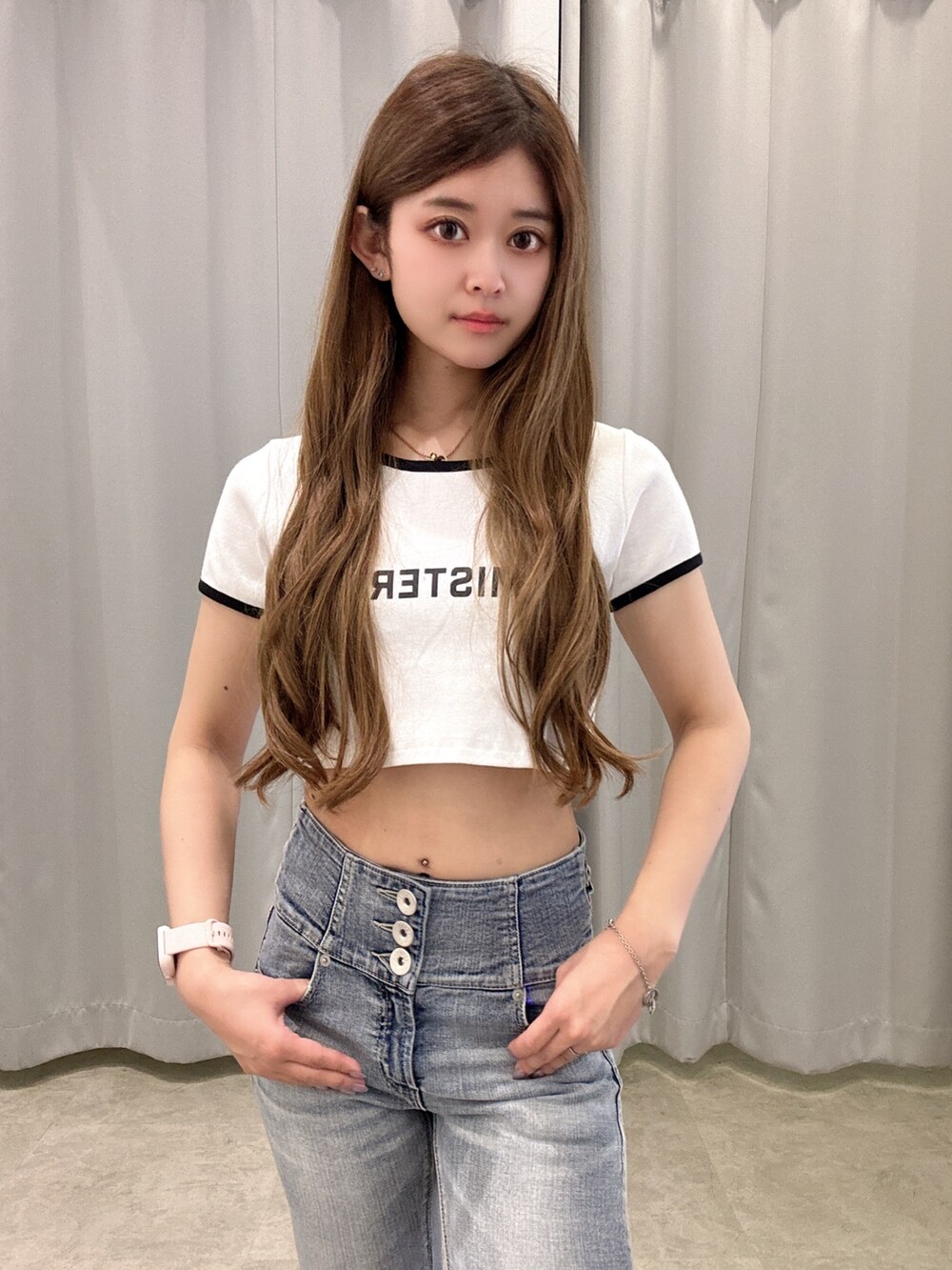 ホワイト系のTシャツ/カットソー、ブルー系のデニムパンツ、ブラック系のパンプスを着用したレディースの春コーディネートの4枚目の写真