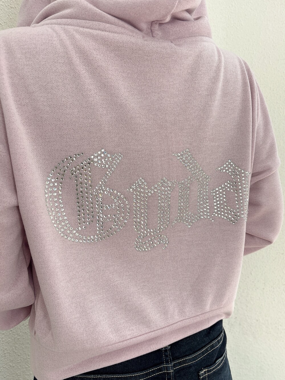 ホワイト系のキャミソール、パープル系のパーカー、ブルー系のデニムパンツを着用したレディースの春コーディネートの6枚目の写真