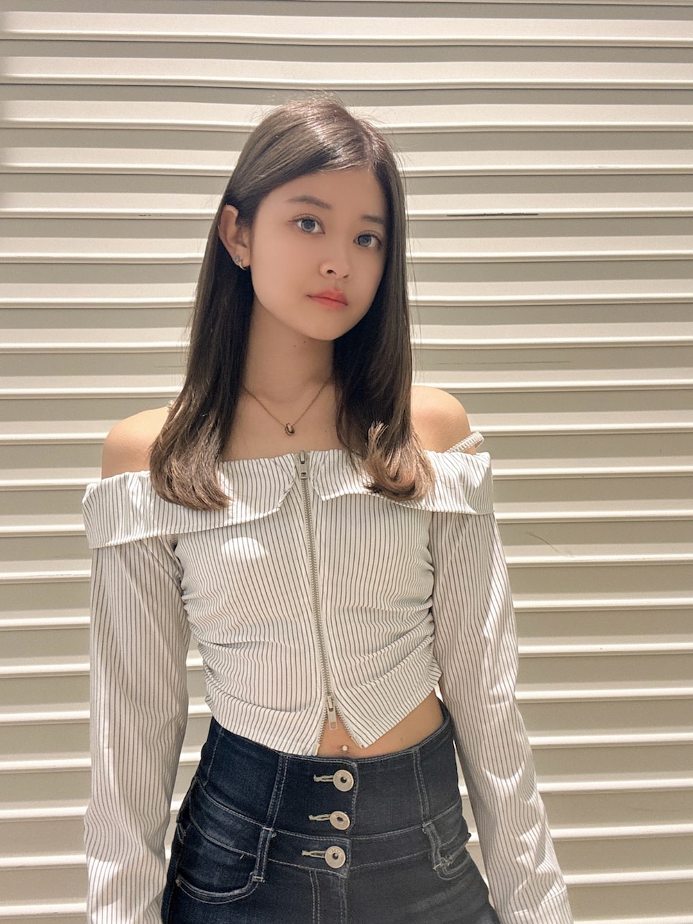 ホワイト系のシャツ/ブラウス、ブルー系のデニムパンツ、ブラック系のサンダルを着用したレディースの春コーディネートの4枚目の写真