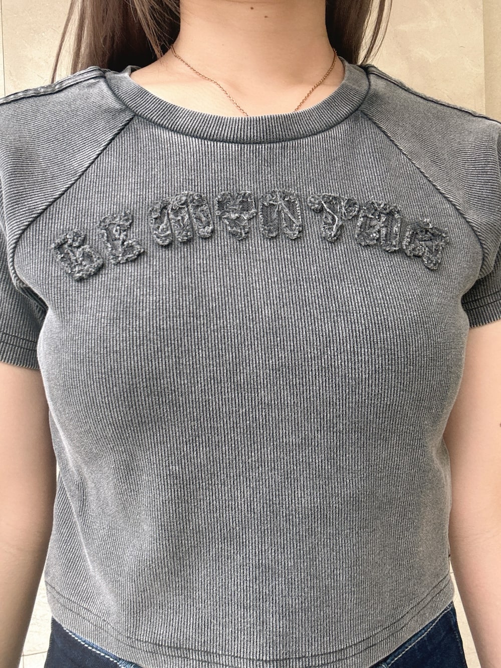 ブラック系のTシャツ/カットソー、ブルー系のデニムパンツ、ブラック系のサンダルを着用したレディースの夏コーディネートの5枚目の写真