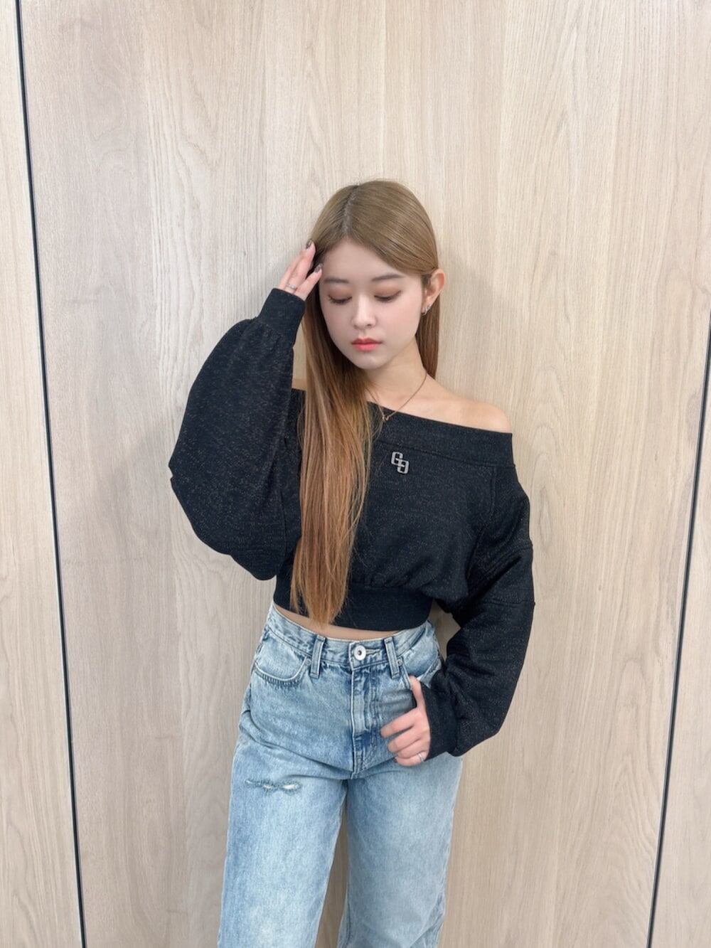 ブラック系のブーツ、ブラック系のTシャツ/カットソー、ブルー系のデニムパンツを着用したレディースの春コーディネートの4枚目の写真