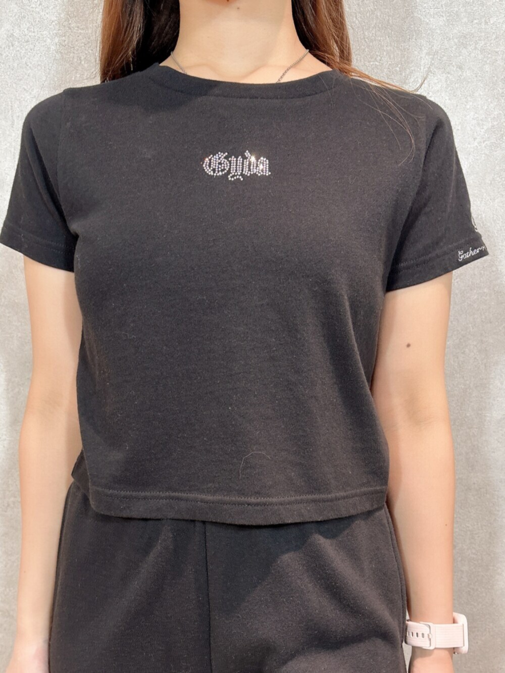 ブラック系のパンプス、ブラック系のTシャツ/カットソー、ブラック系のスウェットパンツを着用したレディースの春コーディネートの5枚目の写真