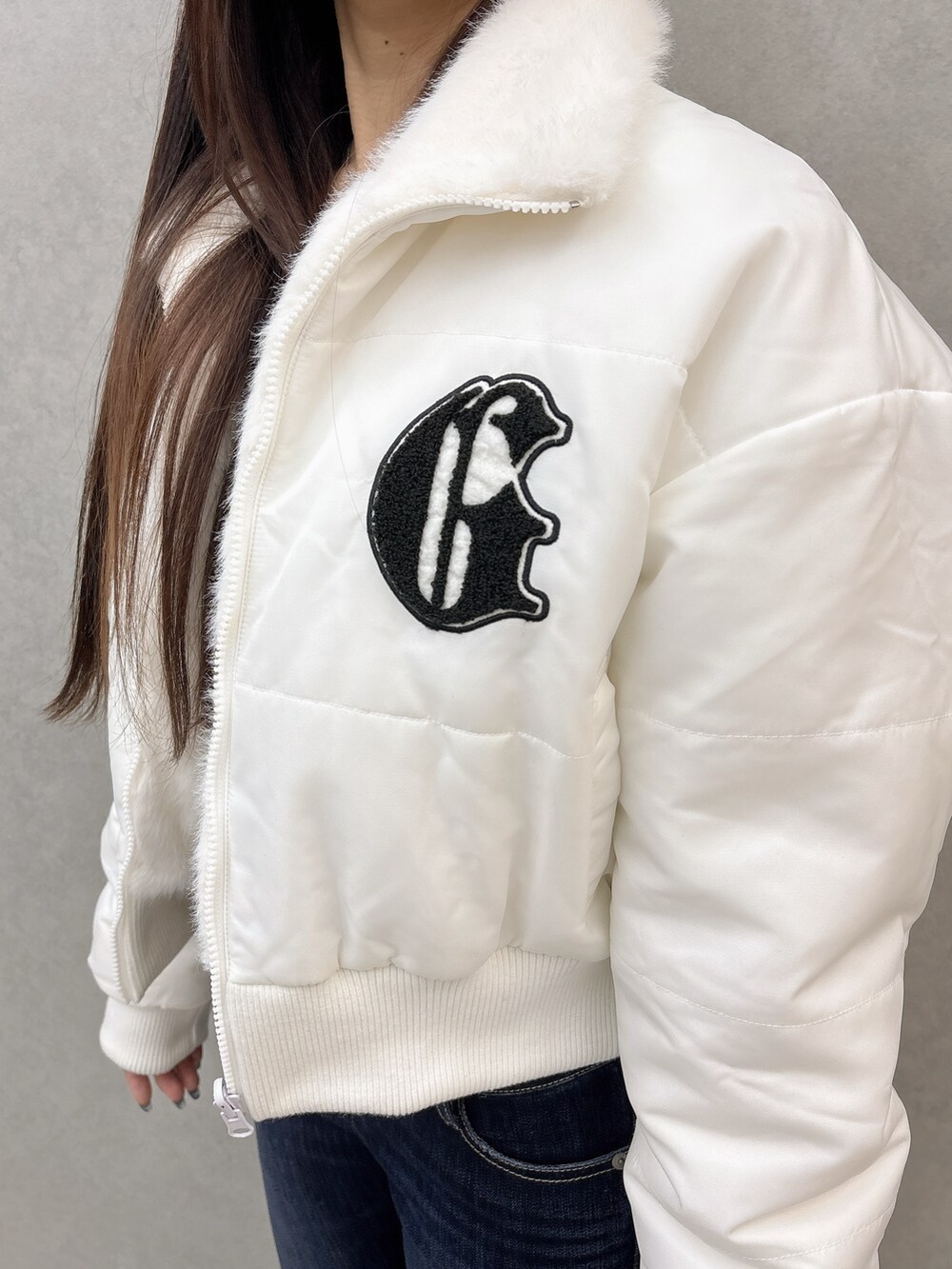 ブラック系のブーツ、ブルー系のデニムパンツ、ブラック系のTシャツ/カットソーを着用したレディースの秋コーディネートの6枚目の写真