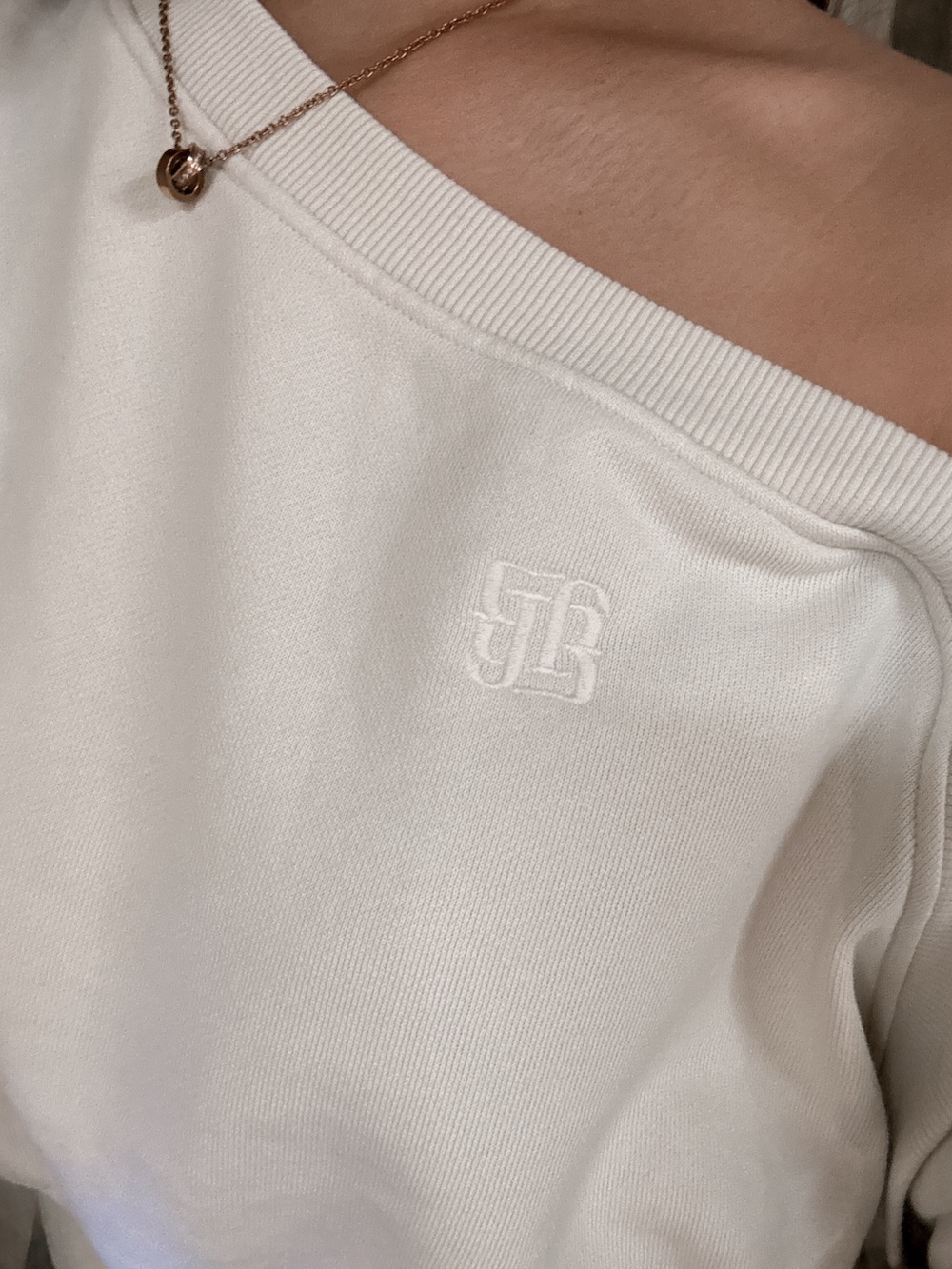 ホワイト系のスウェット、ブルー系のデニムスカート、ベージュ系のブーツを着用したレディースの秋コーディネートの4枚目の写真