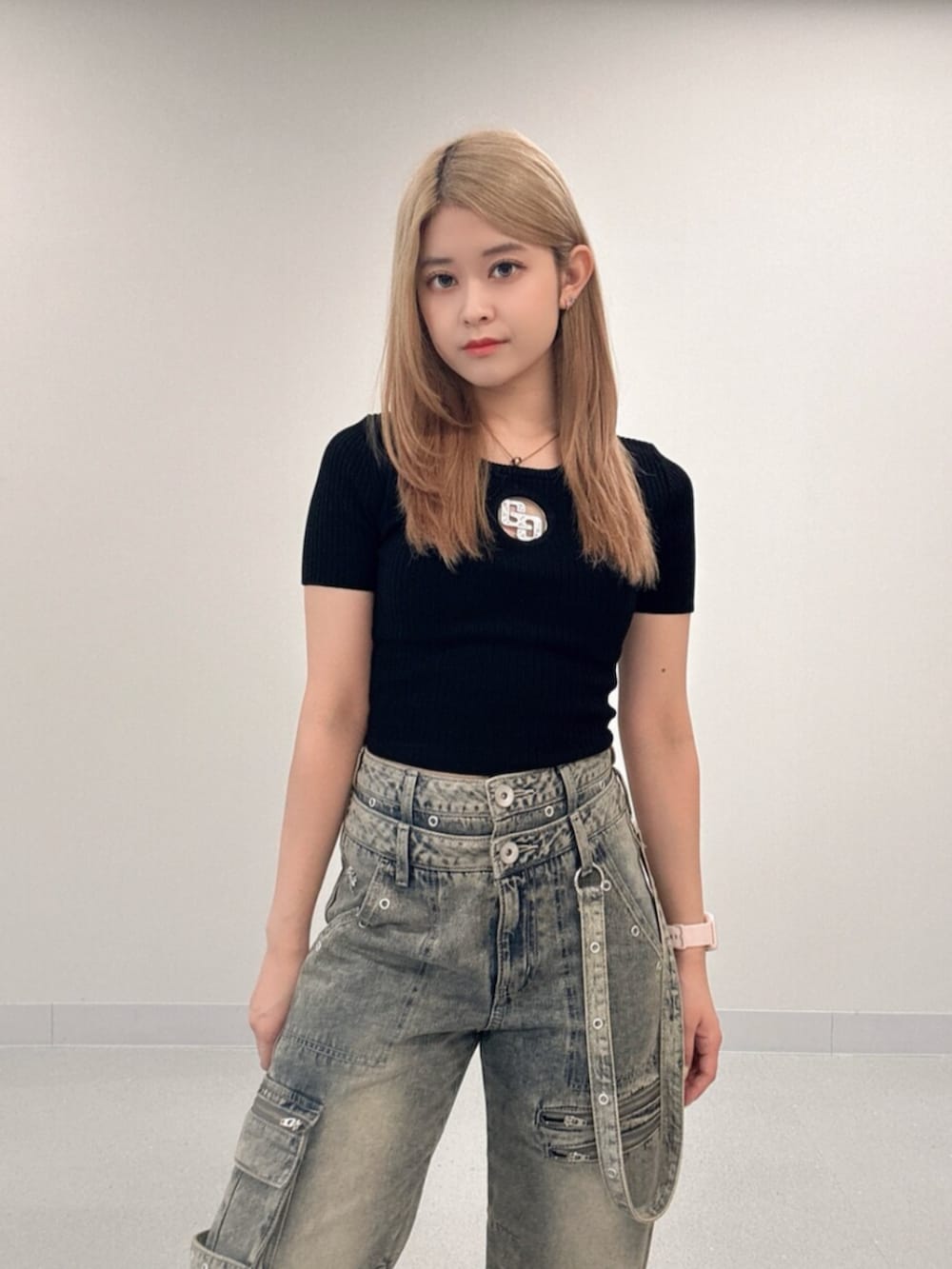 ブラック系のサンダル、ブラック系のTシャツ/カットソー、ブルー系のデニムパンツを着用したレディースの夏コーディネートの4枚目の写真