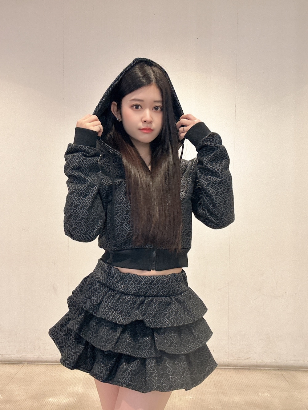 ブラック系のキャミソール、ブラック系のスカート、ブラック系のパーカーを着用したレディースの冬コーディネートの6枚目の写真