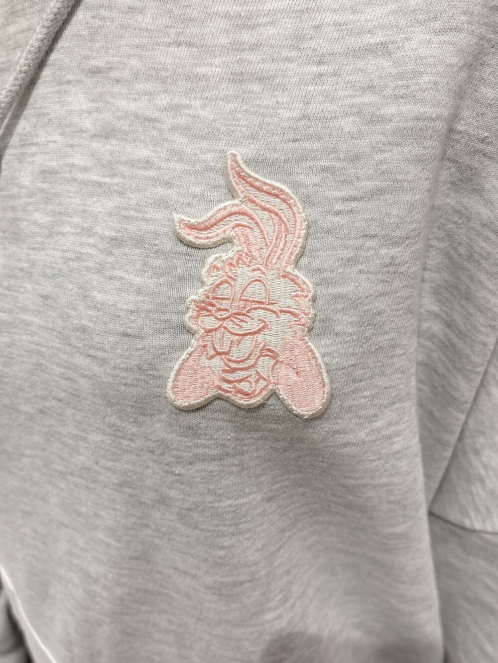 ブラック系のデニムパンツ、ブラック系のブーツ、グレー系のパーカーを着用したレディースの秋コーディネートの7枚目の写真