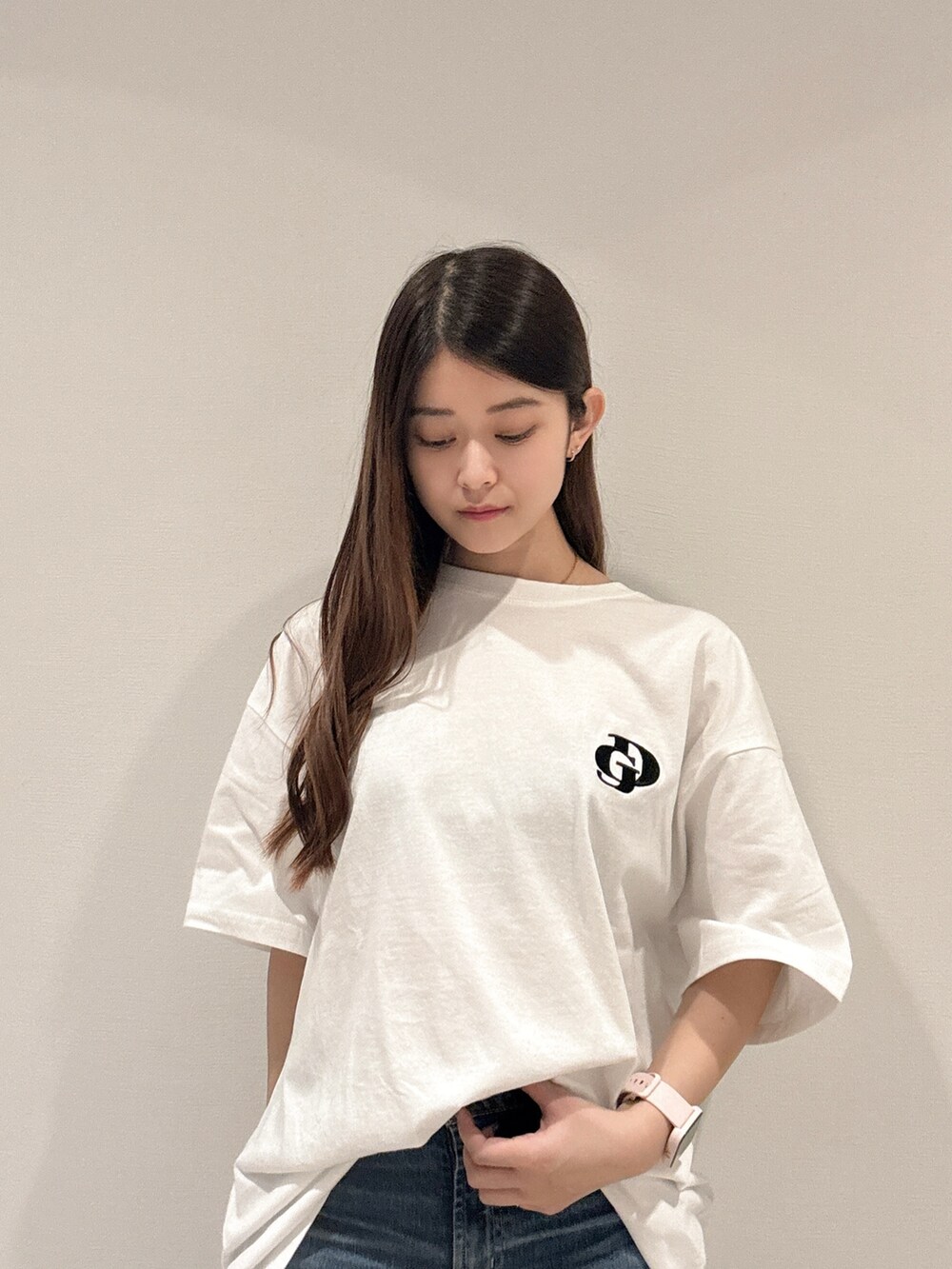 ホワイト系のTシャツ/カットソー、ブルー系のデニムパンツ、ブラック系のパンプスを着用したレディースの春コーディネートの4枚目の写真