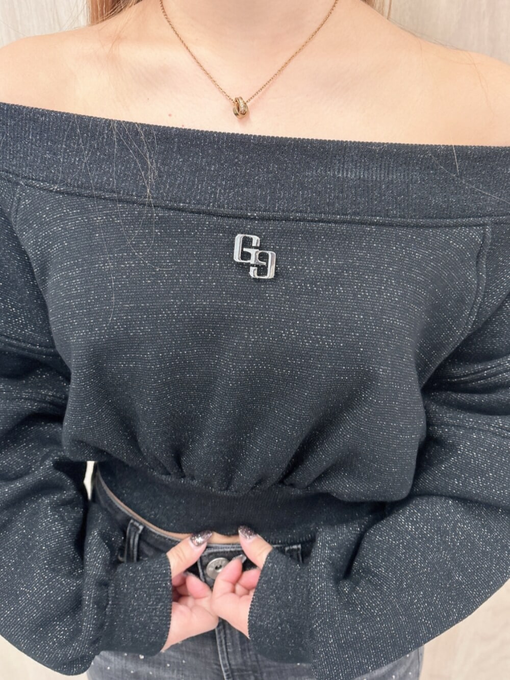 ブラック系のブーツ、ブラック系のTシャツ/カットソー、ブルー系のデニムパンツを着用したレディースの春コーディネートの6枚目の写真